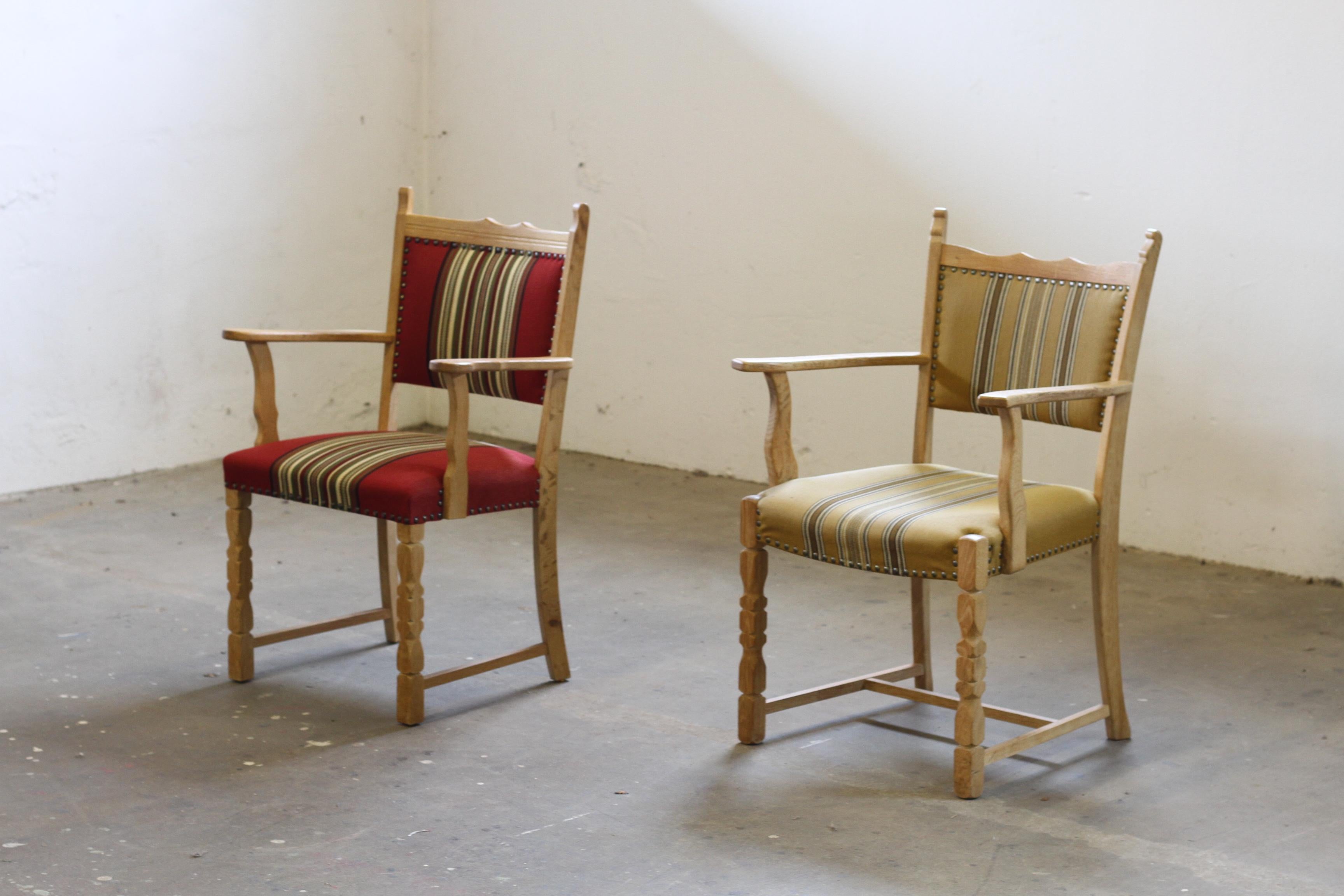 Fauteuils en chêne dans le style de Henning Kjaernulf, présentant un design brutaliste audacieux avec une silhouette unique en forme de trône. Inspirée par le célèbre designer danois, cette chaise est dans son état d'origine. La chaise rouge est
