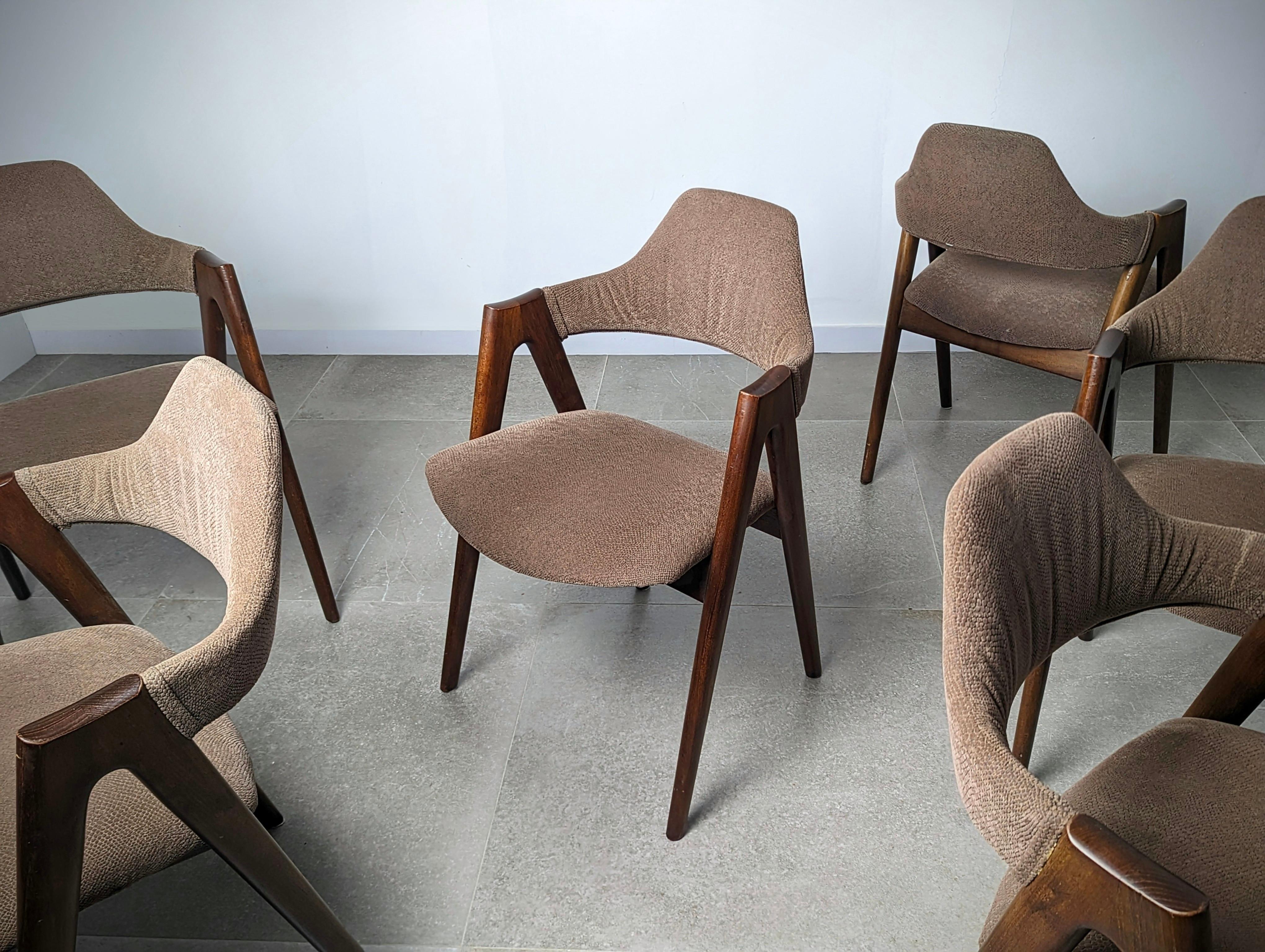 Wunderschönes Set von 'Compass' Stühlen, entworfen von Kai Kristiansen aus massivem Teakholz.

Sechs Einheiten verfügbar.