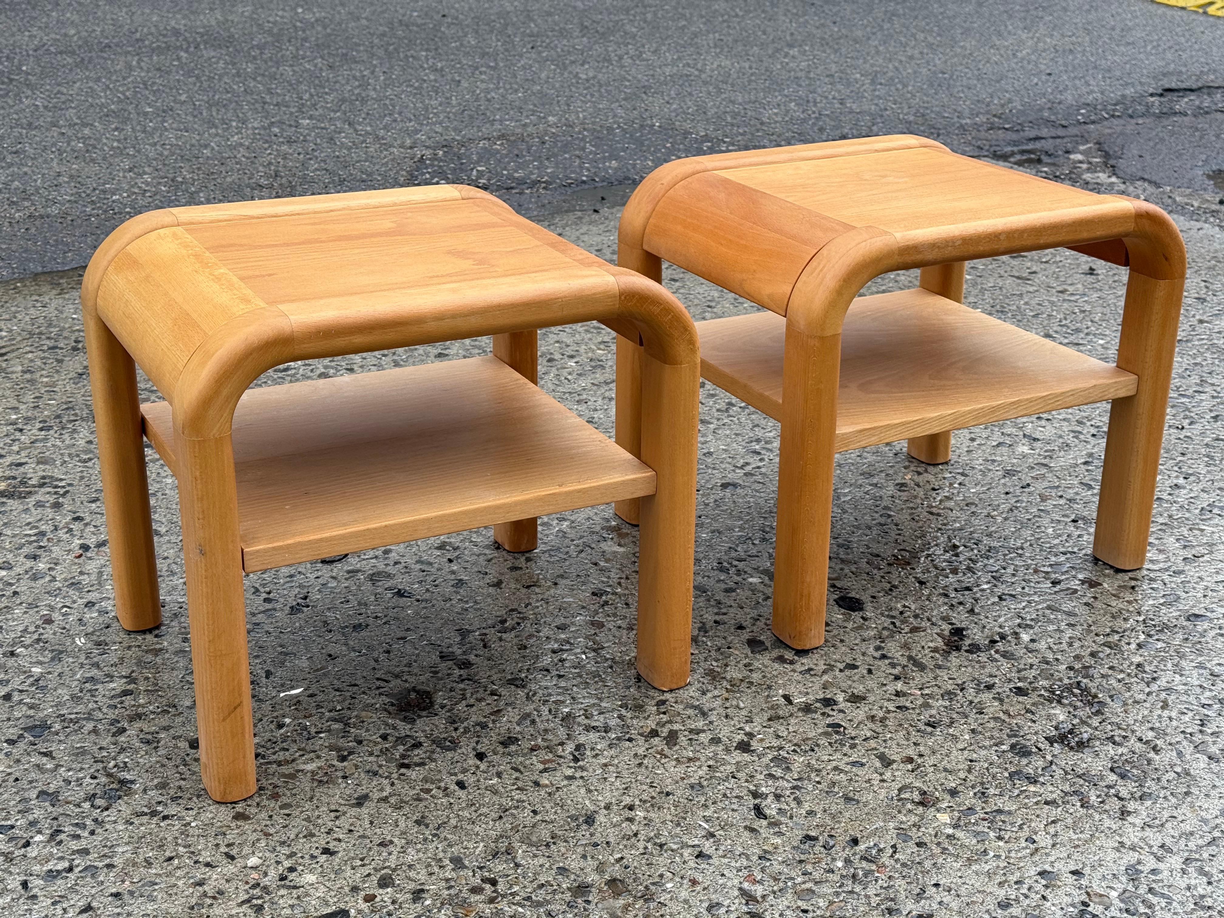 Ces tables de nuit solides du designer danois Villy Nørgaard incarnent l'élégance audacieuse du design moderne brutaliste du milieu du siècle dernier. Fabriquées en bouleau magnifiquement cintré, leur forme met l'accent sur des bords forts et