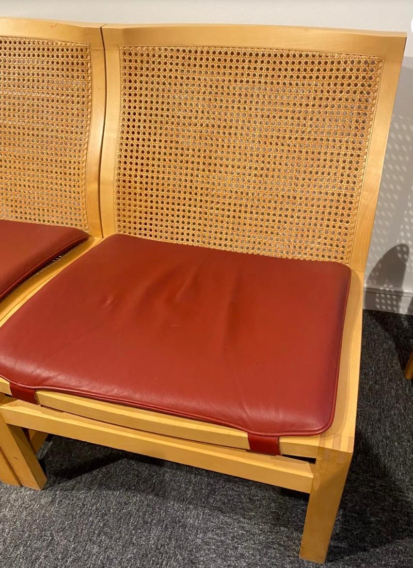 Mid-Century moderno Set di sedie moderne danesi in rovere e pelle patinata di Rud Thygesen. in vendita
