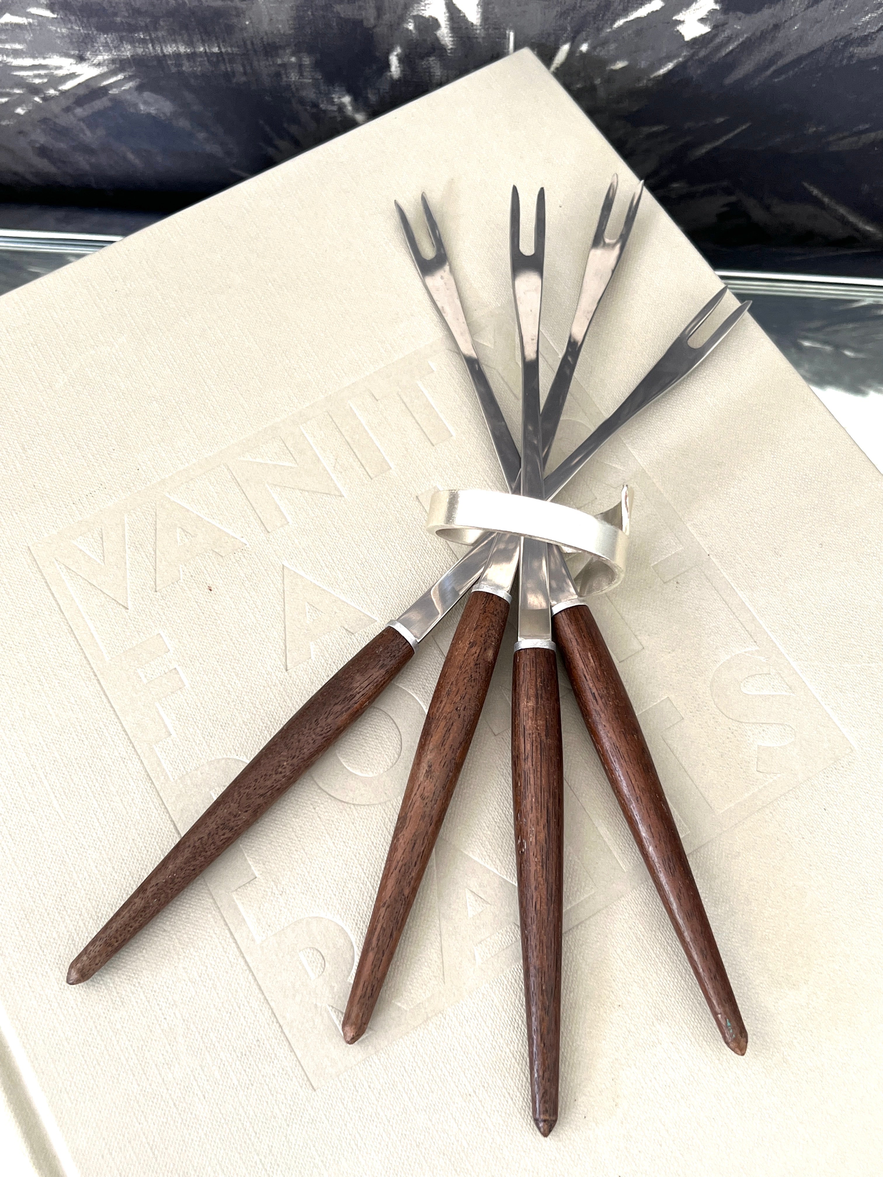 Ensemble de fourchettes à fondue danoises modernes avec manche en bois de teck, c. 1960's  en vente 1