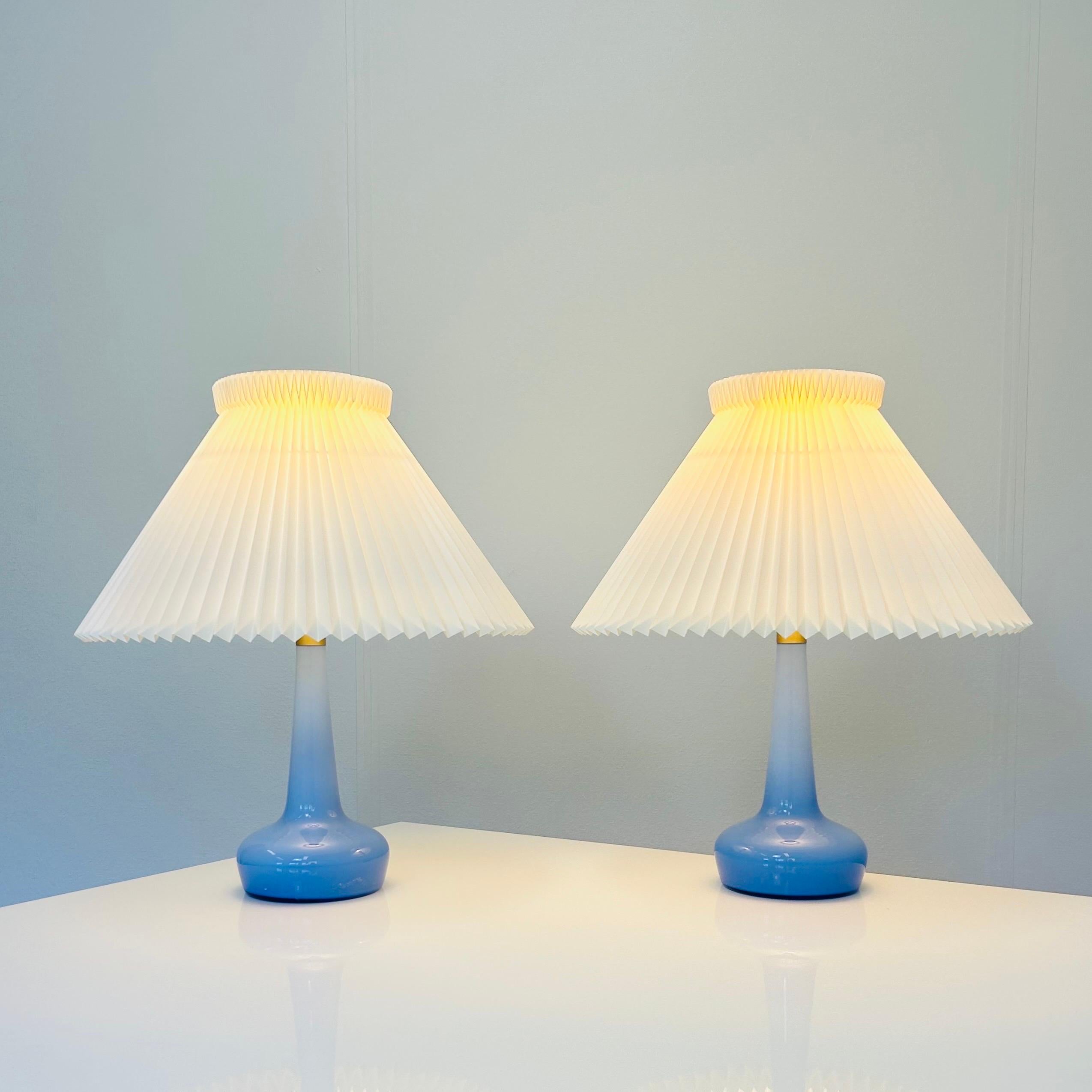 Ein Paar exquisite Schreibtischlampen aus blauem Glas, entworfen von Esben Klint für Le Klint im Jahr 1949. Dieses seltene und fesselnde Set stammt aus den 1980er Jahren. Diese Lampen haben den Test der Zeit bestanden und sind in einem tadellosen