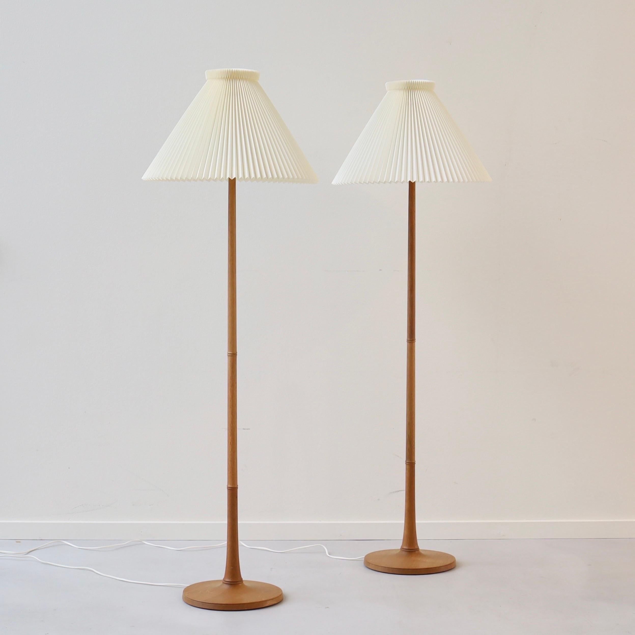 Eine klassische Stehlampe aus Eichenholz in ausgezeichnetem Vintage-Zustand, entworfen von Esben Klint im Jahr 1957 für Le Klint. 

* Eine Reihe von Stehlampen aus Eichenholz mit einem weißen, handgefalteten Lampenschirm
* Designer: Esben Klint
*