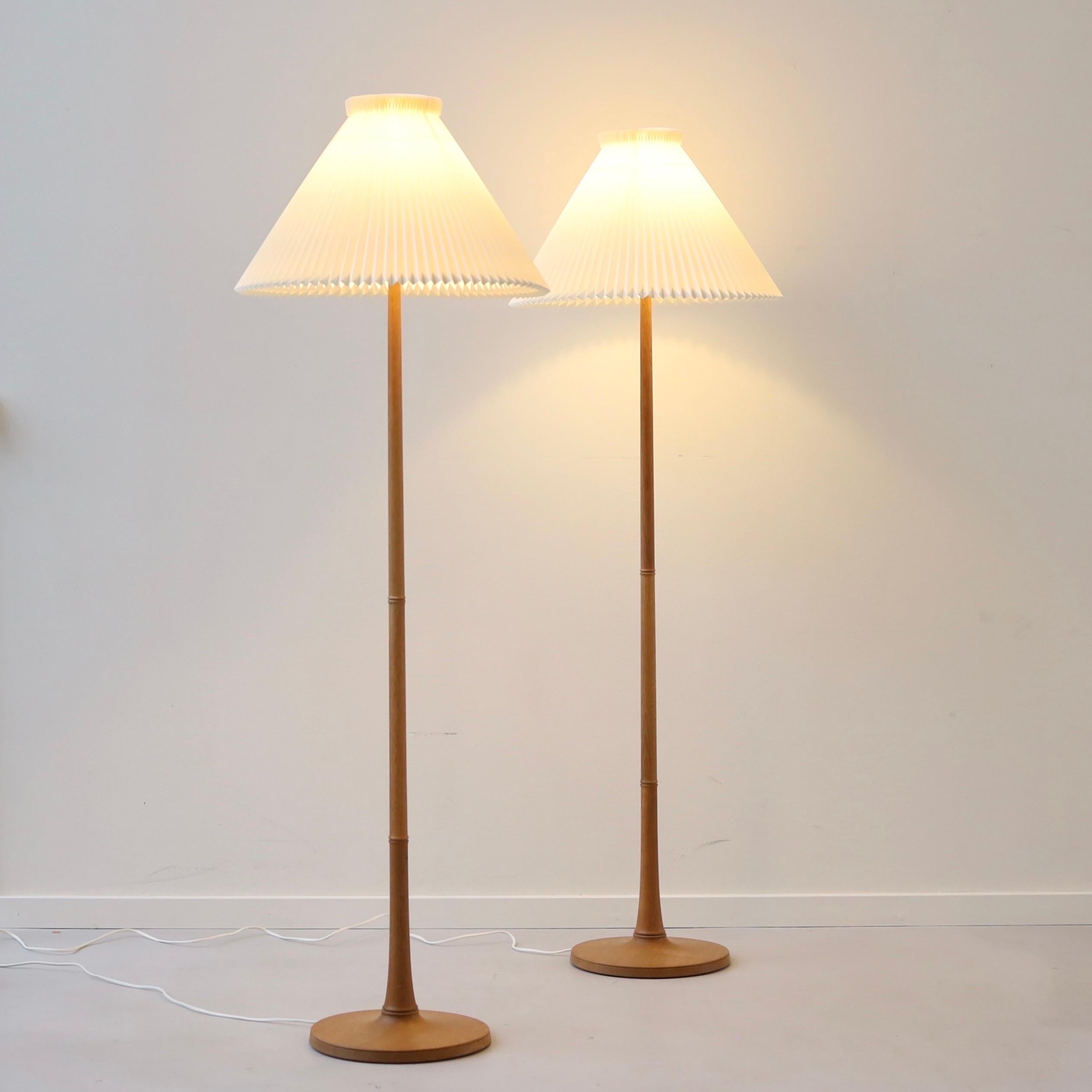 Satz dänischer moderner Le Klint Stehlampen aus Eichenholz, 1950er Jahre, Dänemark (Moderne) im Angebot