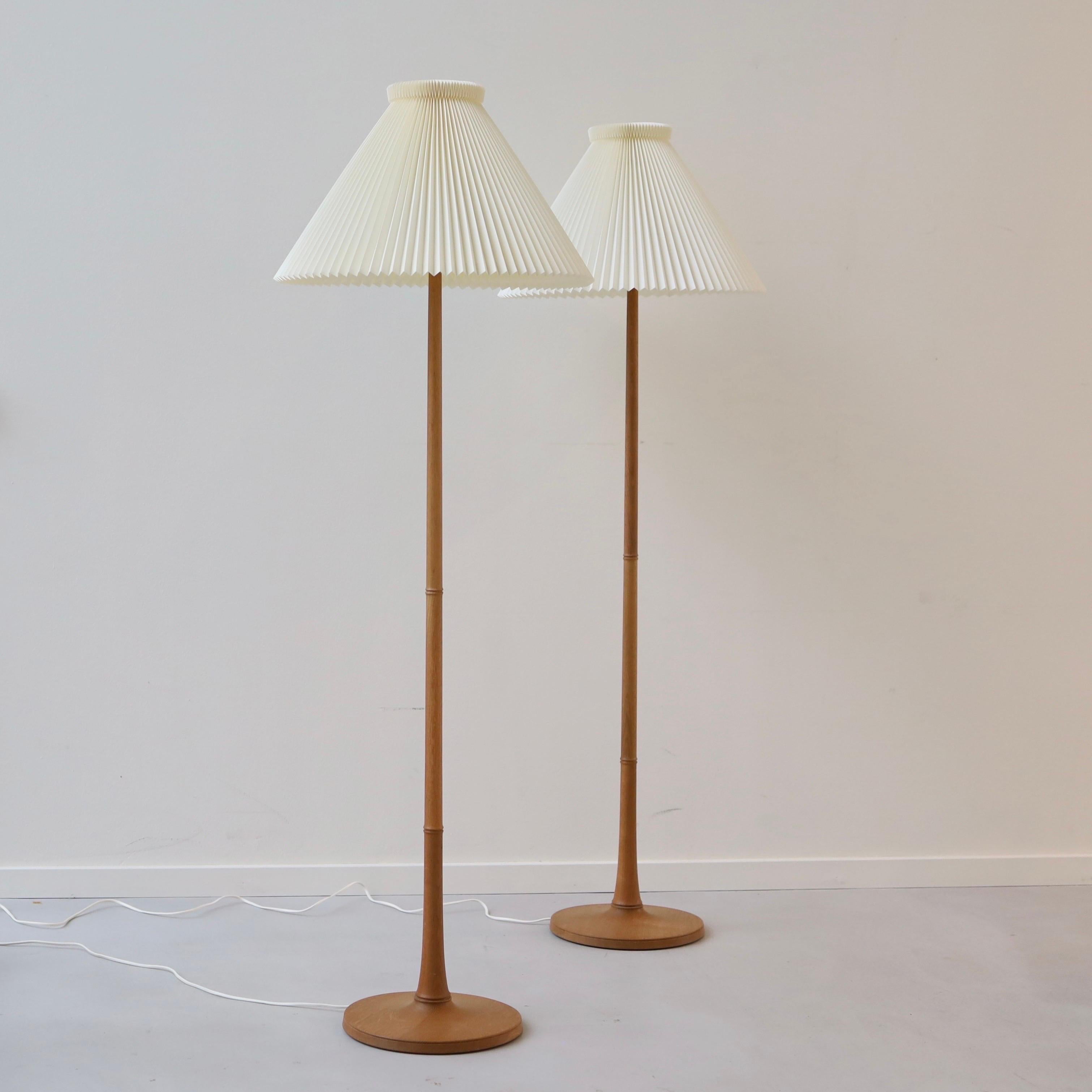 Satz dänischer moderner Le Klint Stehlampen aus Eichenholz, 1950er Jahre, Dänemark (Kunststoff) im Angebot