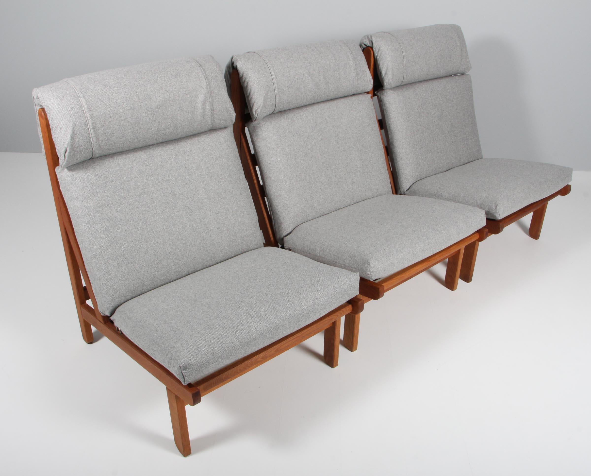 Raro e molto ricercato set di poltrone lounge disegnate da Bernt Petersen per Schiang Furniture in Danimarca nel 1966. Struttura in Oak con cuscini sciolti per la seduta e lo schienale rivestiti in lana Magrethe di Nevotex. Le sedie sono molto