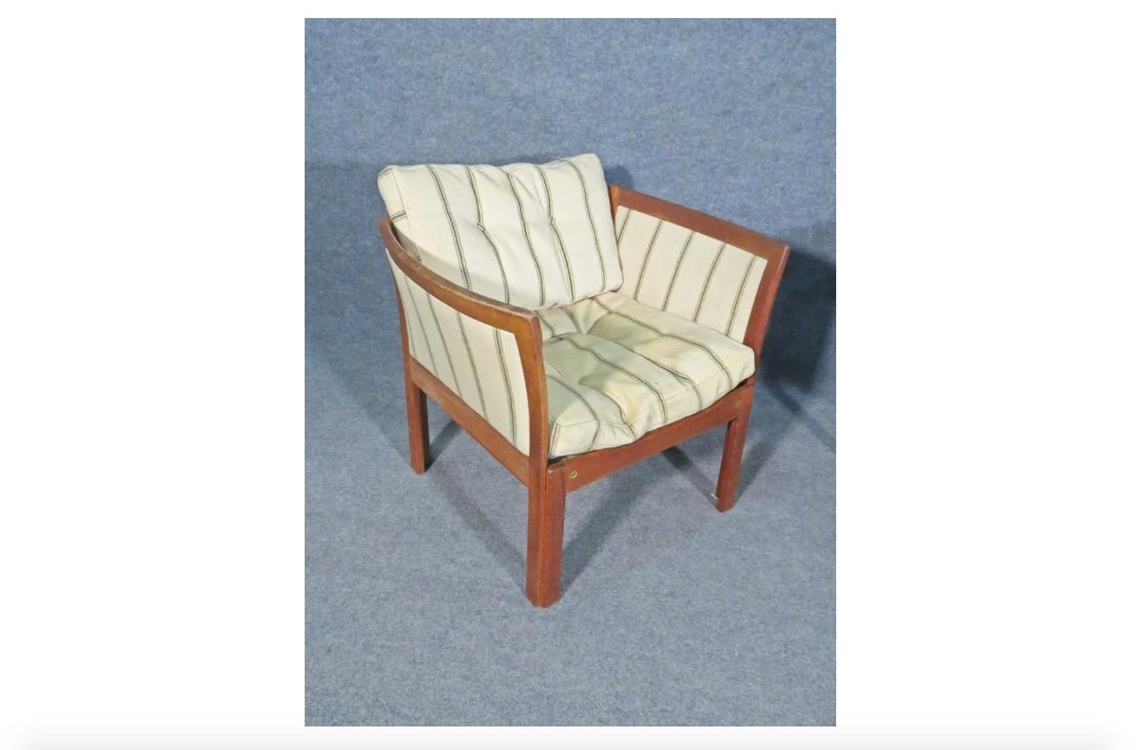 Mid-Century Modern Set of Danish Teak Lounge Chairs and Tray Table by Illum Wikkelsø For Sale