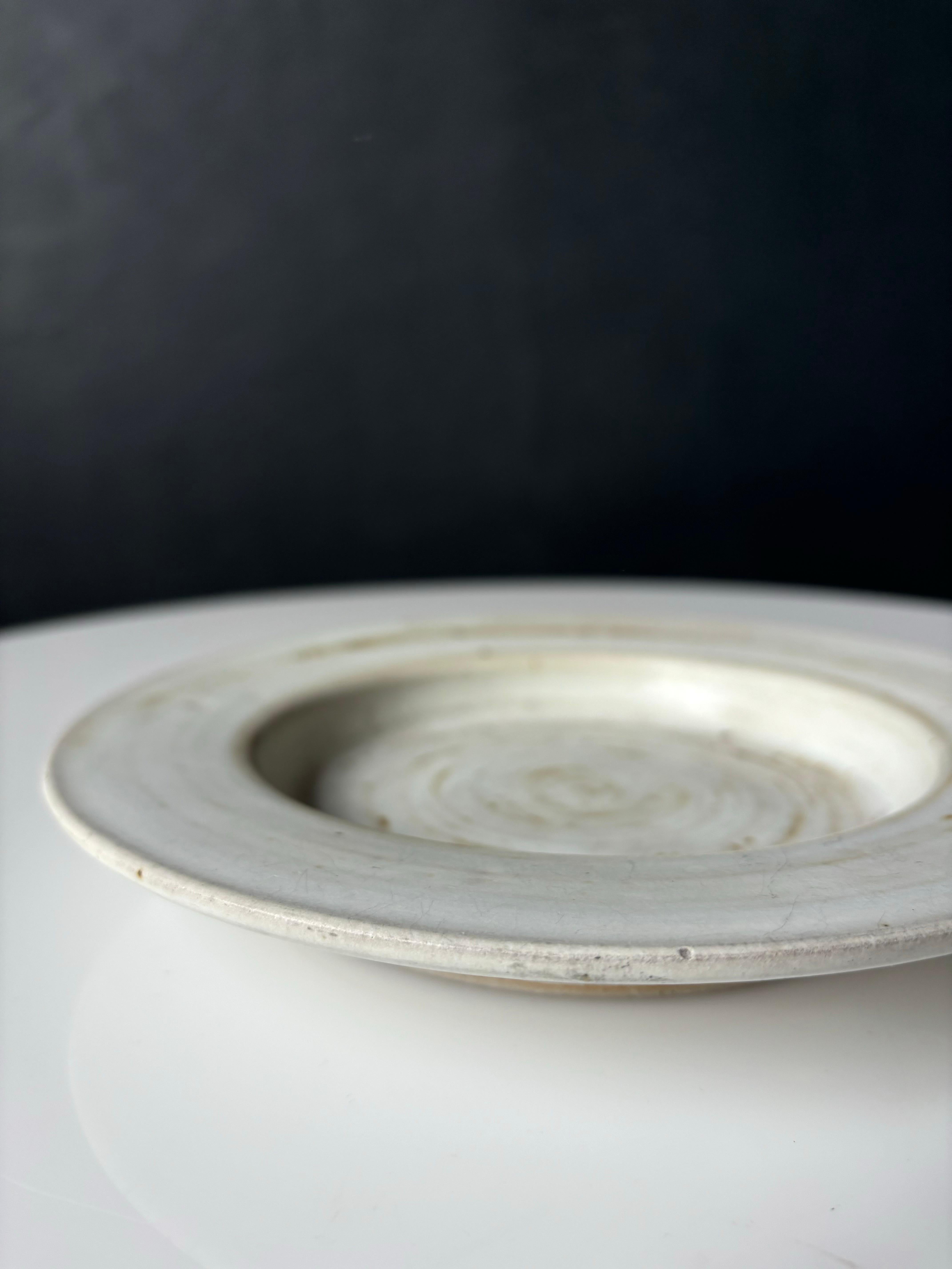 Set di vasi e piatti danesi in ceramica bianca, anni '70 In condizioni buone in vendita a Copenhagen, DK