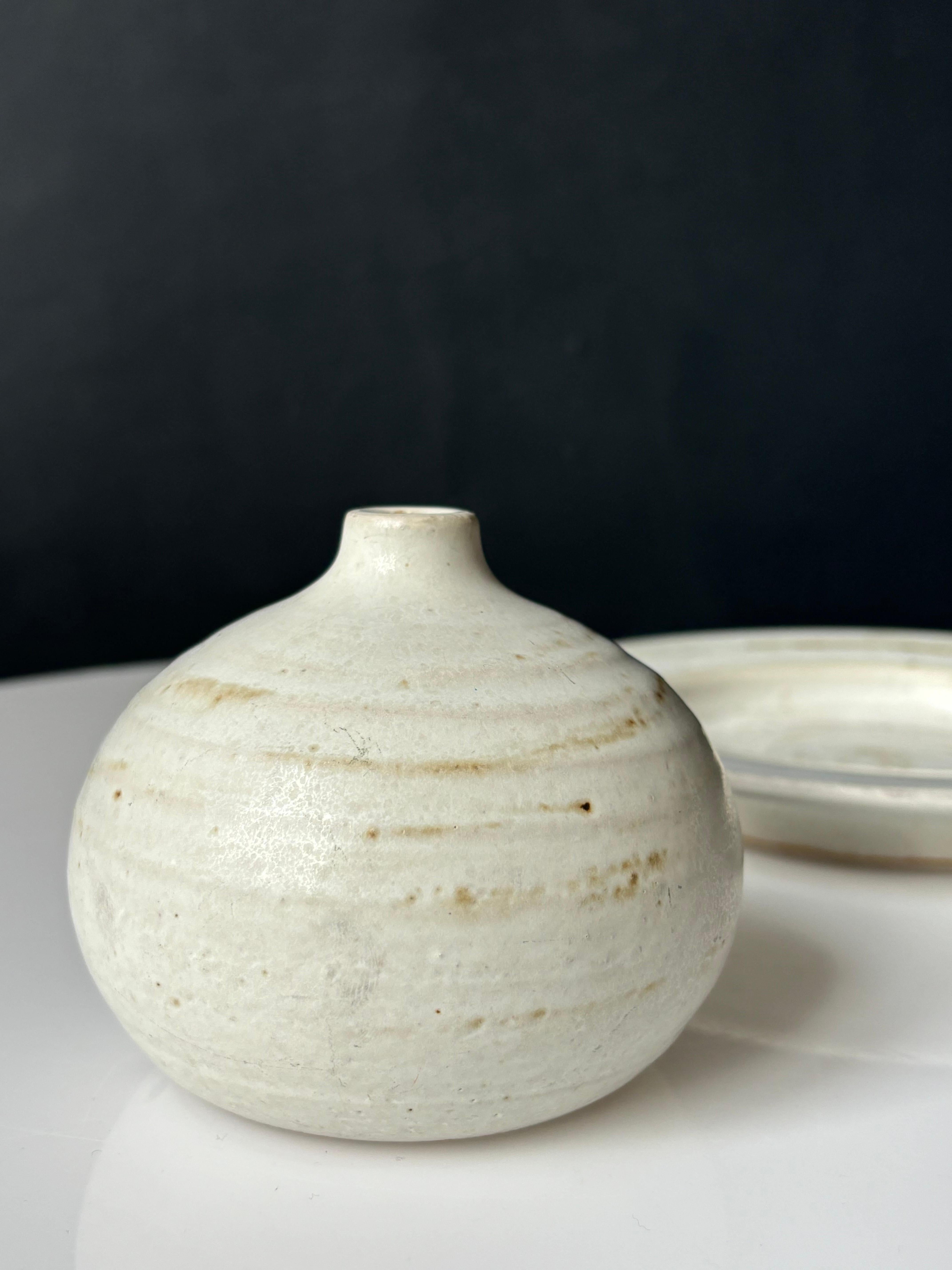 Ceramica Set di vasi e piatti danesi in ceramica bianca, anni '70 in vendita
