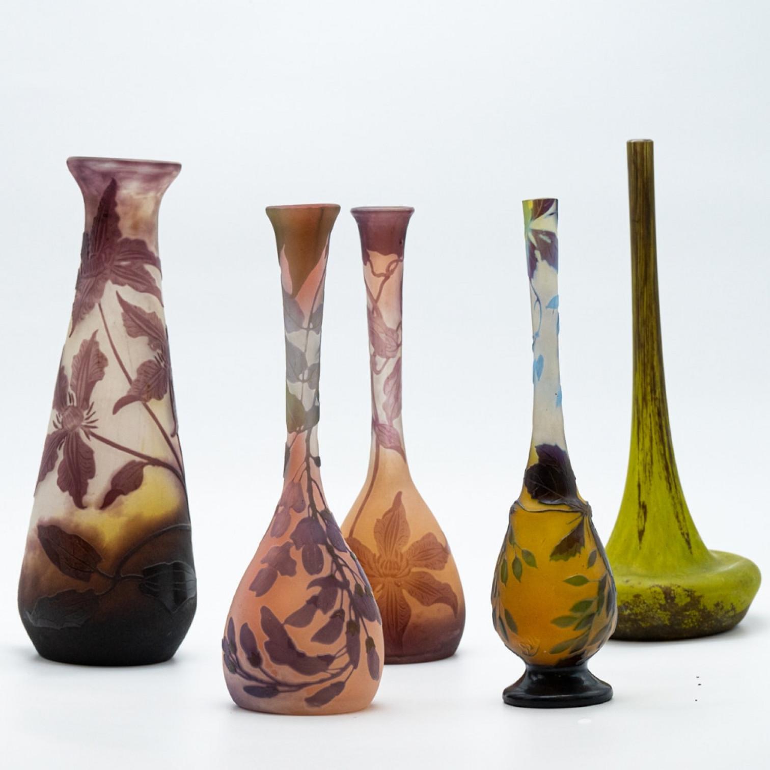 Set von signierten, säuregeätzten lila-grünen, rosa-rosa-gelben und gelben Vasen von Daum und Galle, 1910 im Angebot 3