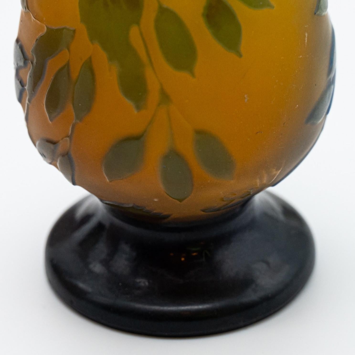 Set von signierten, säuregeätzten lila-grünen, rosa-rosa-gelben und gelben Vasen von Daum und Galle, 1910 im Zustand „Gut“ im Angebot in Rijssen, NL