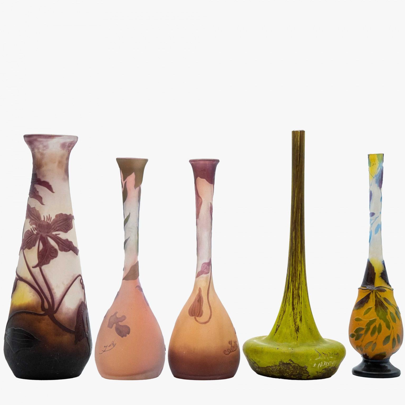 Set von signierten, säuregeätzten lila-grünen, rosa-rosa-gelben und gelben Vasen von Daum und Galle, 1910 (Frühes 20. Jahrhundert) im Angebot
