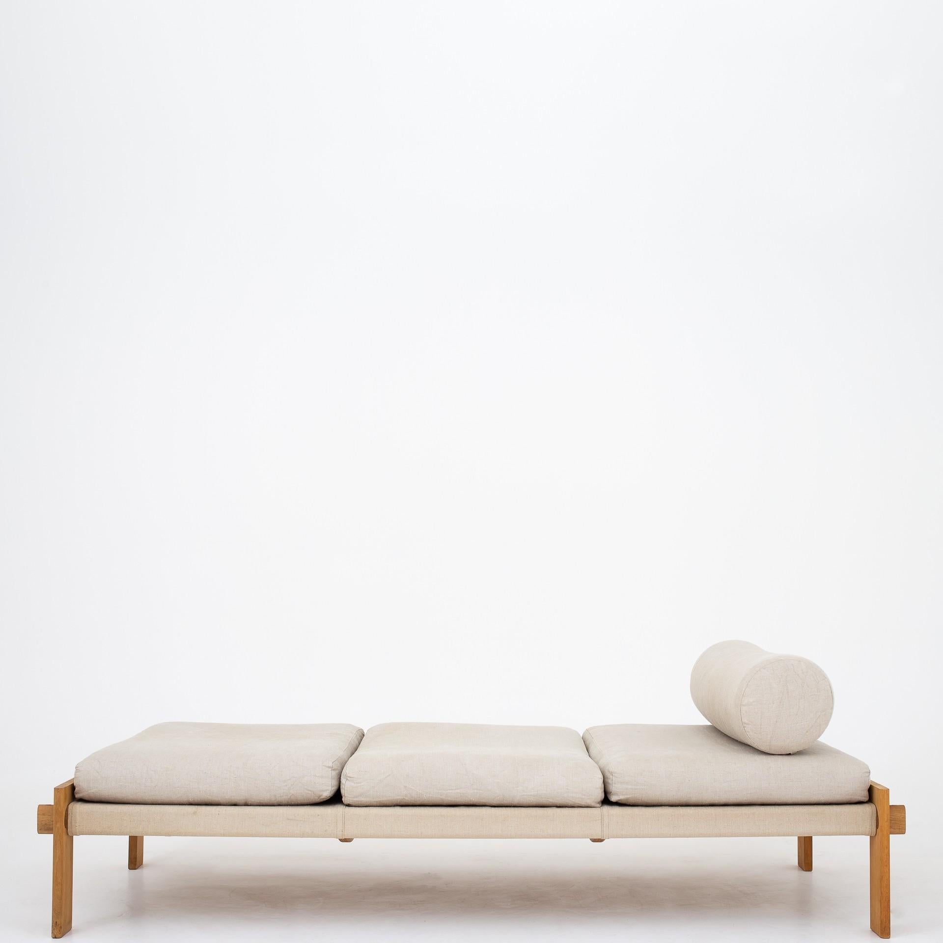 Set consisting of two daybeds in oak and canvas and coffee table with folding plate and storage room. Maker Tage Poulsen.