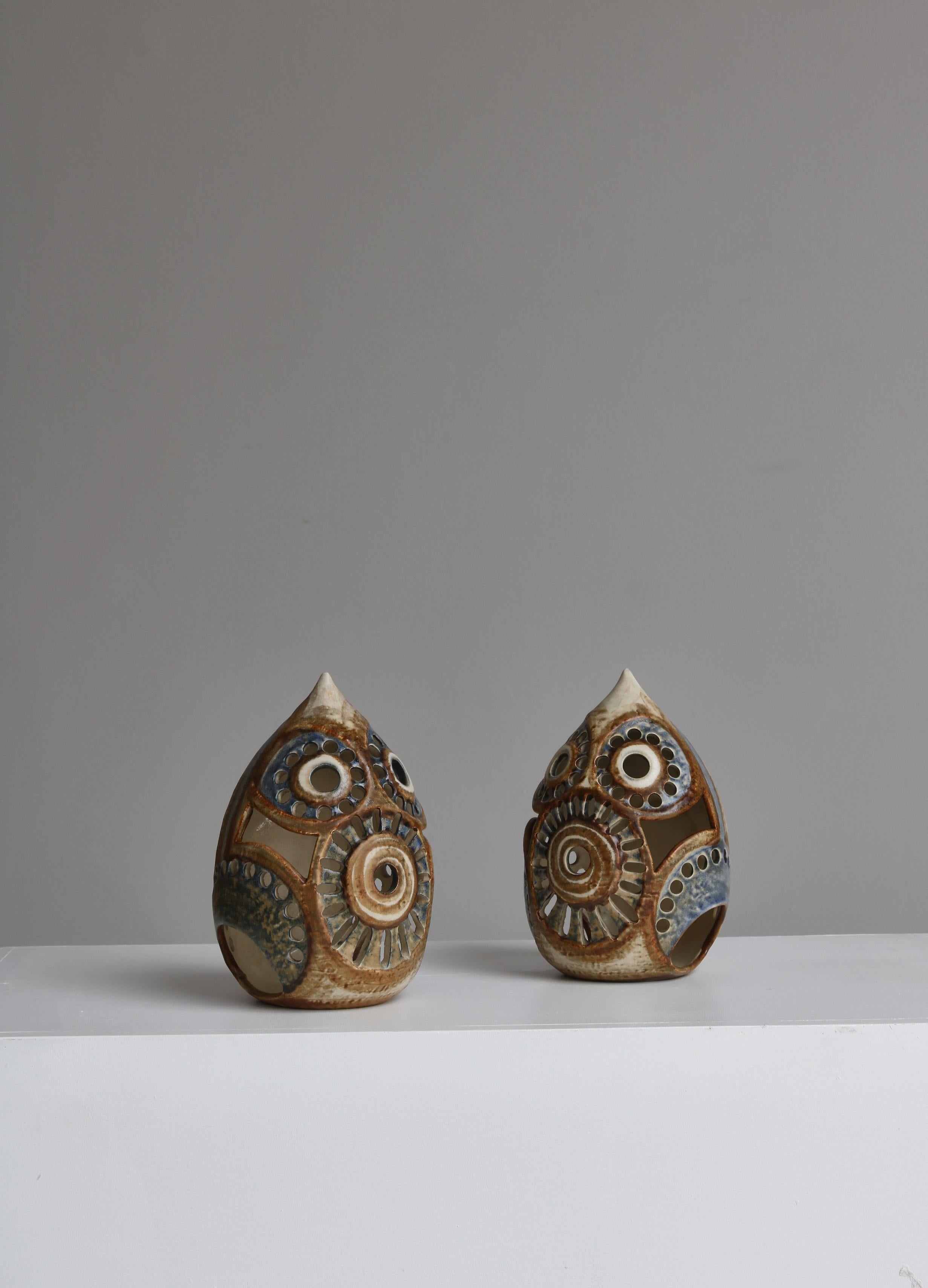 Wunderschönes Paar handgefertigter Kerzenlampen von Joseph Simon, hergestellt in der Töpferei Søholm in Dänemark in den 1960er Jahren. Die Lampen sind aus handdekoriertem glasiertem Steingut hergestellt. Sie können stehend oder an der Wand hängend
