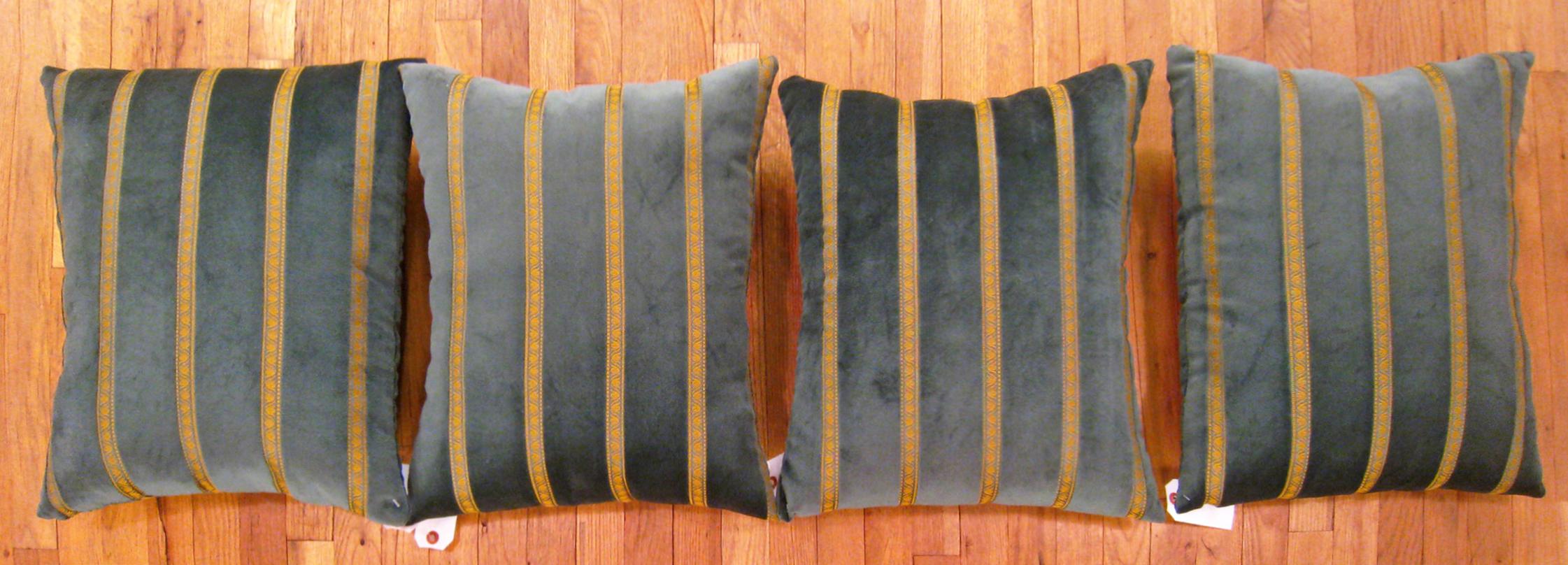 Set of Decorative Vintage Green Velvet Pillows with Art Deco Design In Good Condition For Sale In New York, NY