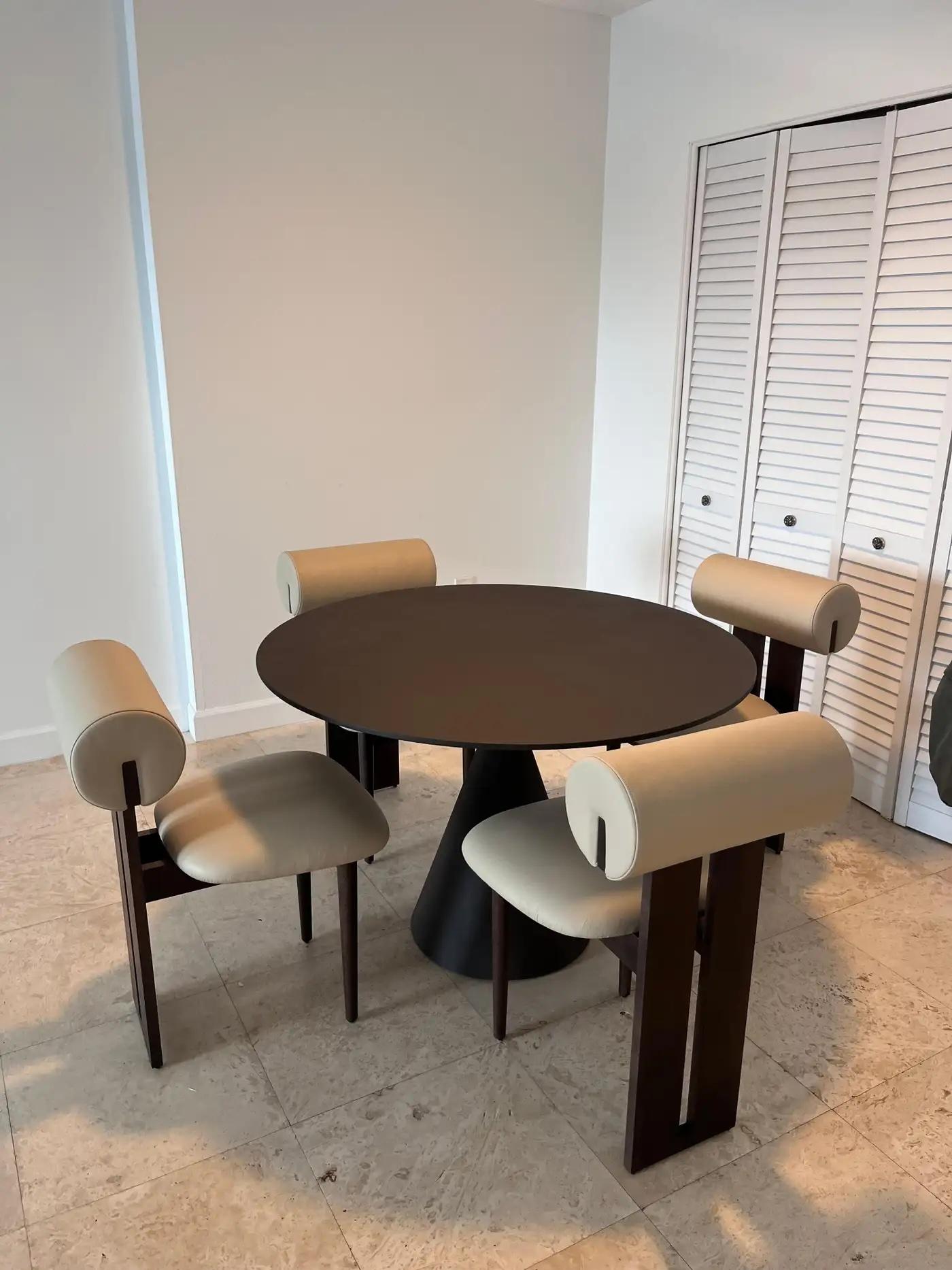 Conjunto de Mesa Redonda de Barro Desalto y Sillas Hipopótamo Norr11 en STOCK Moderno en venta
