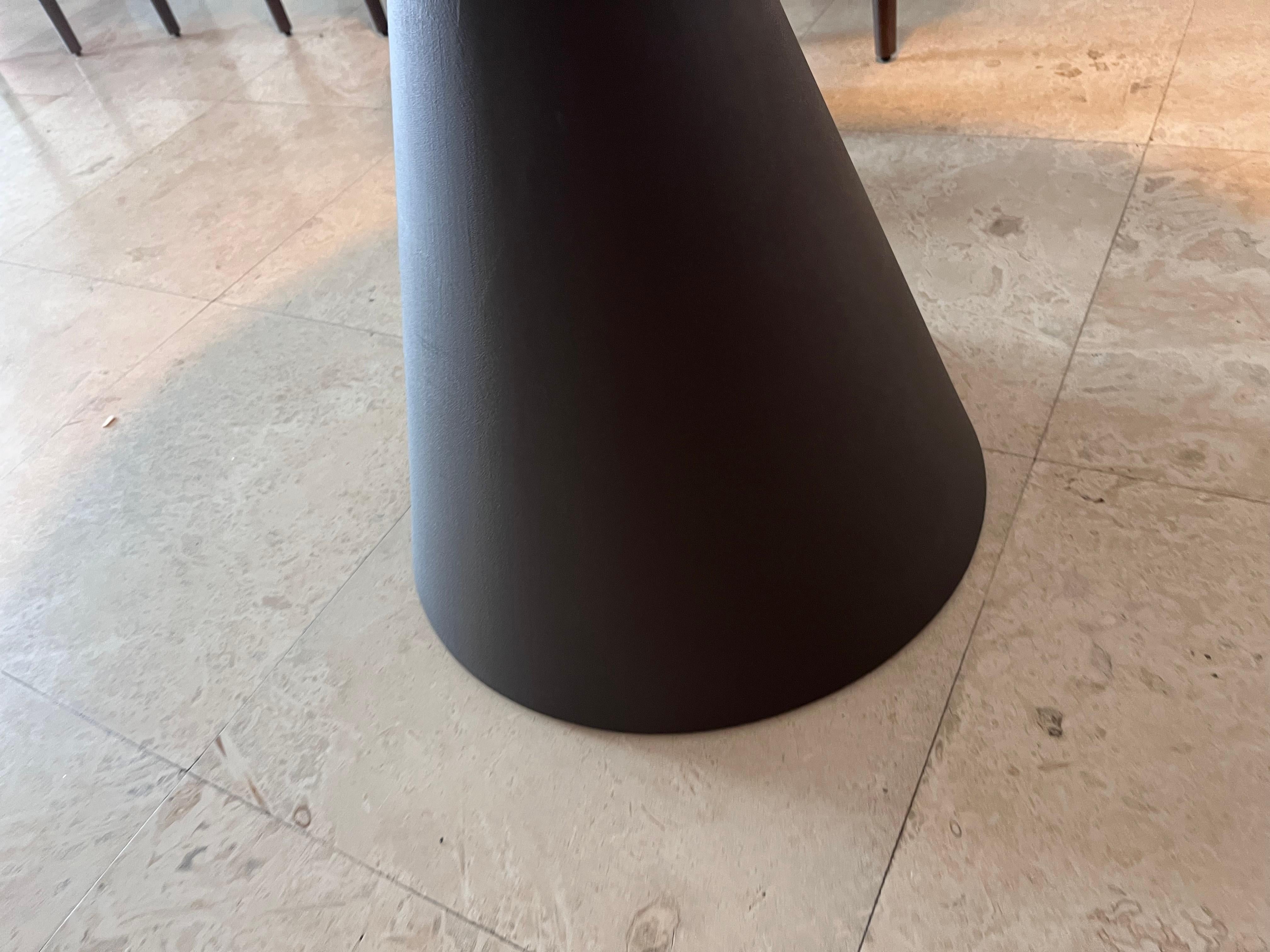 Conjunto de Mesa Redonda de Barro Desalto y Sillas Hipopótamo Norr11 en STOCK Siglo XXI y contemporáneo en venta