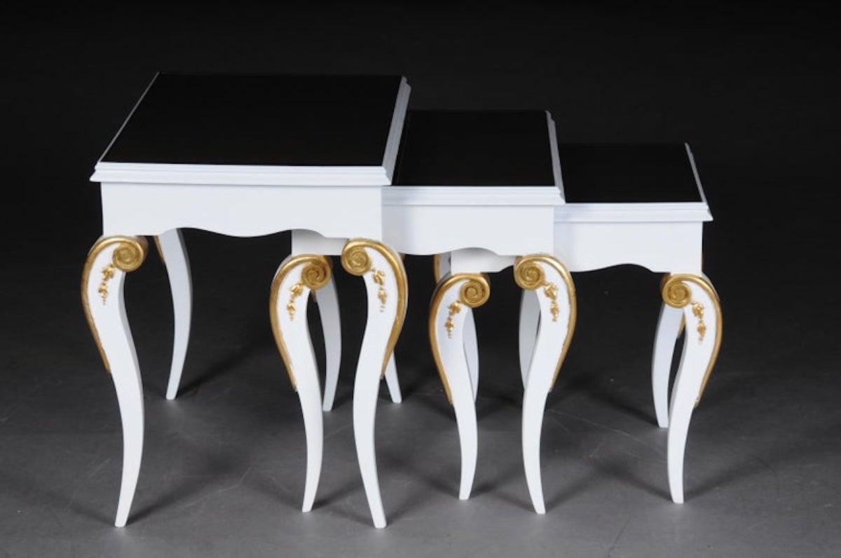 Sculpté à la main Ensemble de 4 tables d'appoint de style Empire en vente