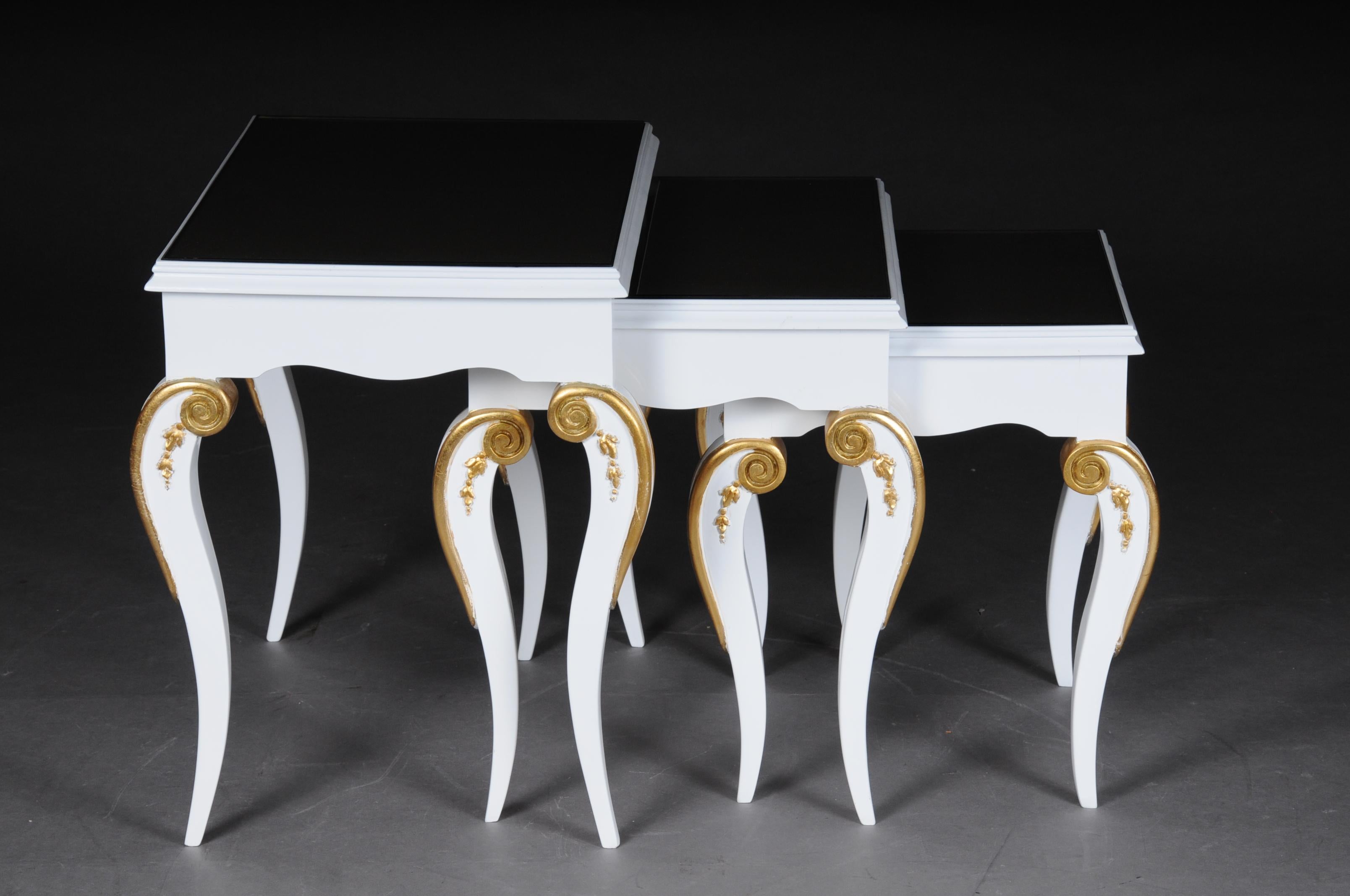 Sculpté à la main Ensemble de 4 tables d'appoint de designer de style Empire en vente