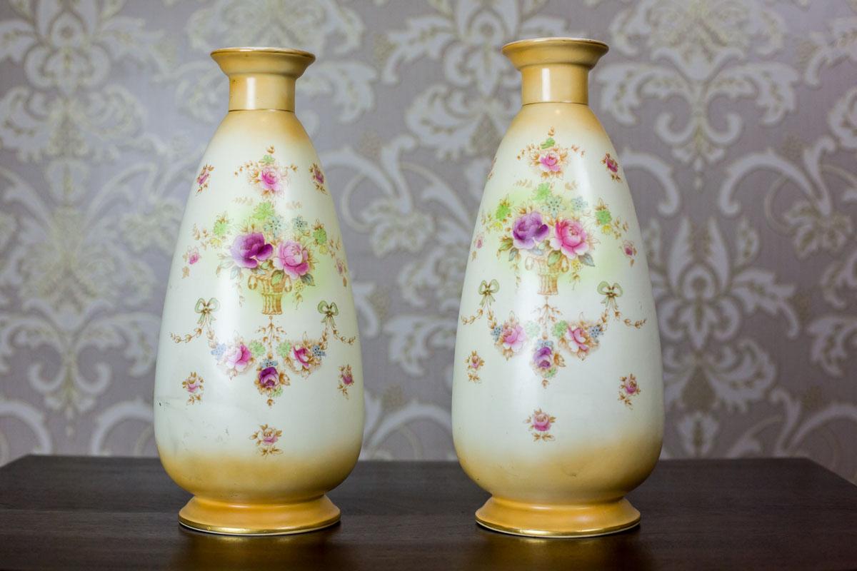 We present you this set of ceramic vases from the 1920s.
The surface of the vases is smooth, in various shades – from cream to dark beige – and is decorated with a delicate floral motif.
The signature of Devon Ware is brown and