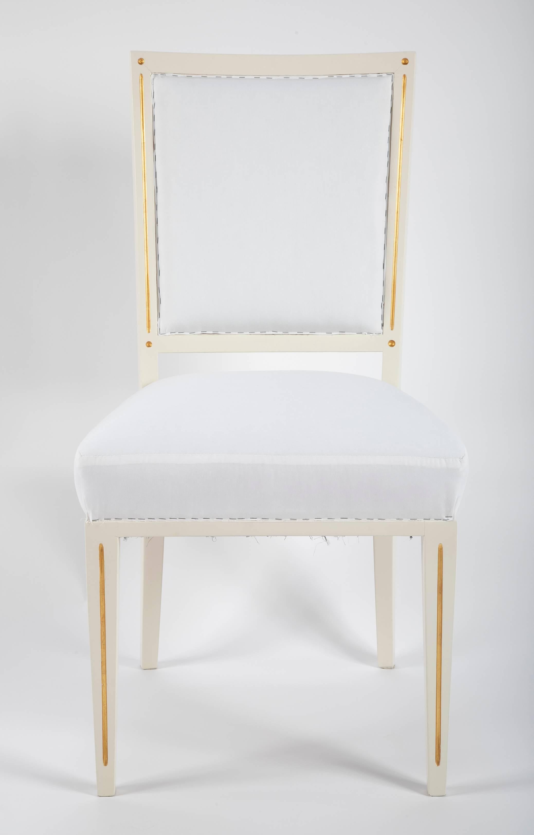 Ein großer Satz Esszimmerstühle, entworfen von Carl-Heinz Schwennicke 1958 für das Schloss Bellevue in Berlin. Alle Stühle wurden aufgearbeitet und mit Musselin-Stoff gepolstert. 

Der Einzelpreis liegt bei 1.800 $ pro Stuhl. 
