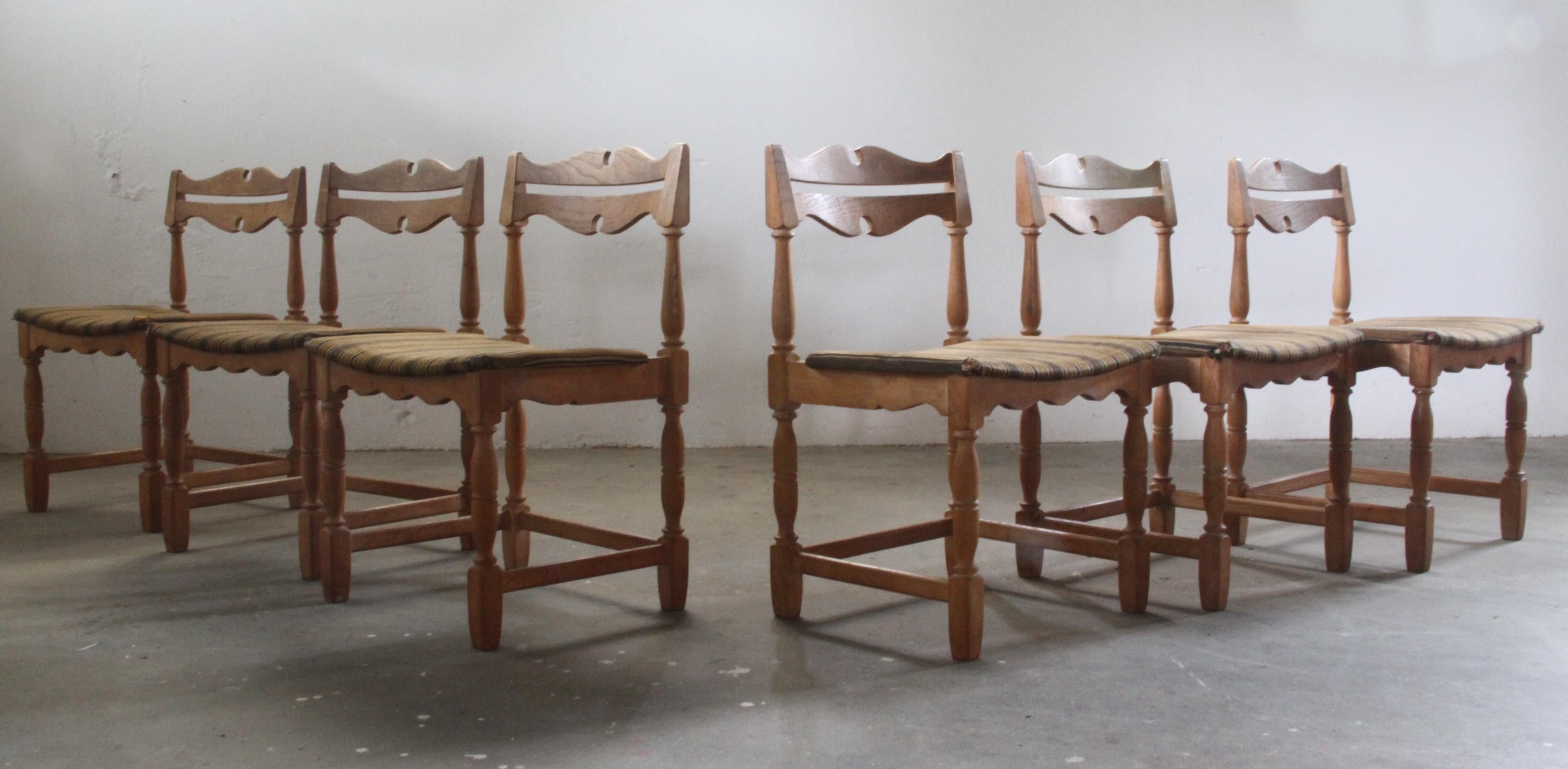 Cet ensemble de six chaises en chêne, inspiré par le célèbre design Razorblade de l'architecte danois Henning Kjærnulf, marie à merveille les styles baroque et moderne du milieu du siècle dernier. Fabriquées au Danemark dans les années 1960-1970,