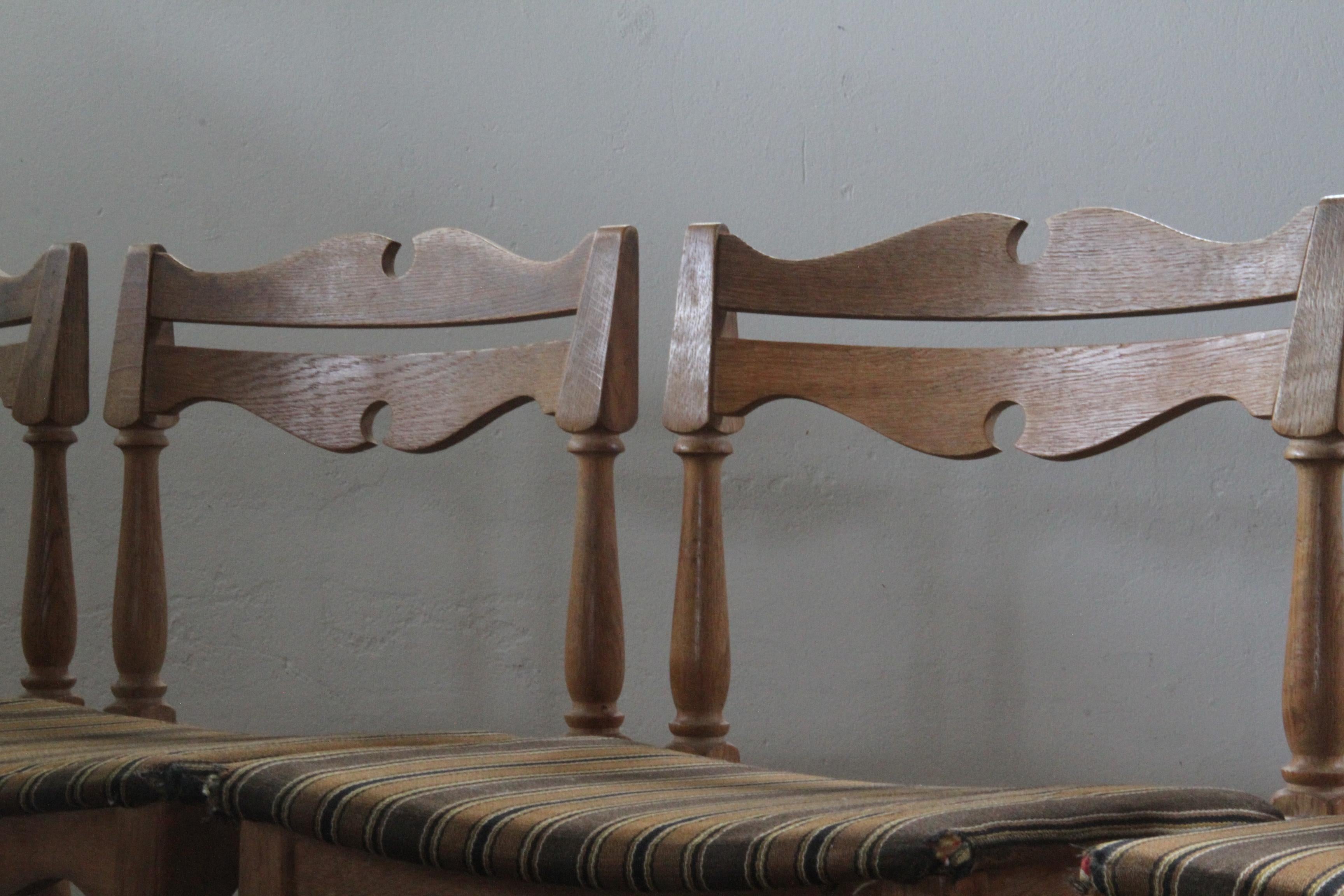 Tissu Ensemble de chaises de salle à manger à la manière de Henning Kjærnulf en vente