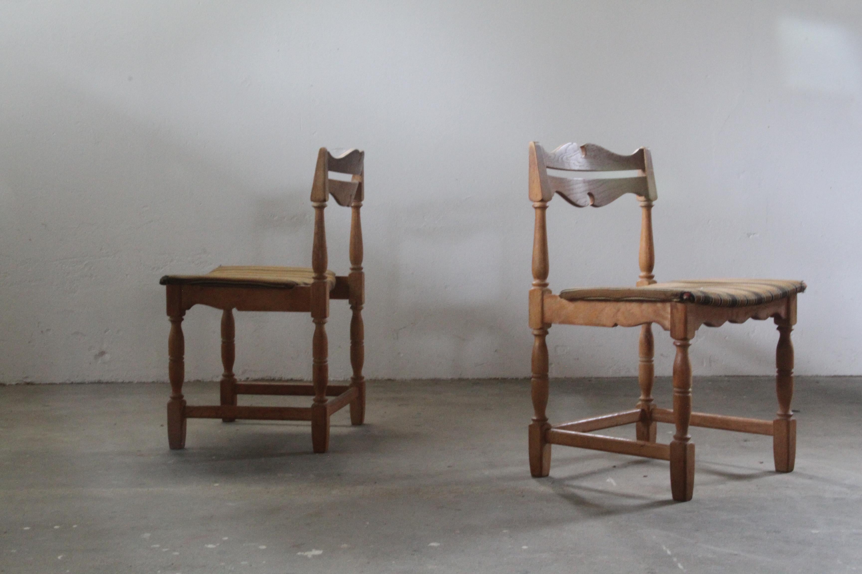 Ensemble de chaises de salle à manger à la manière de Henning Kjærnulf en vente 1