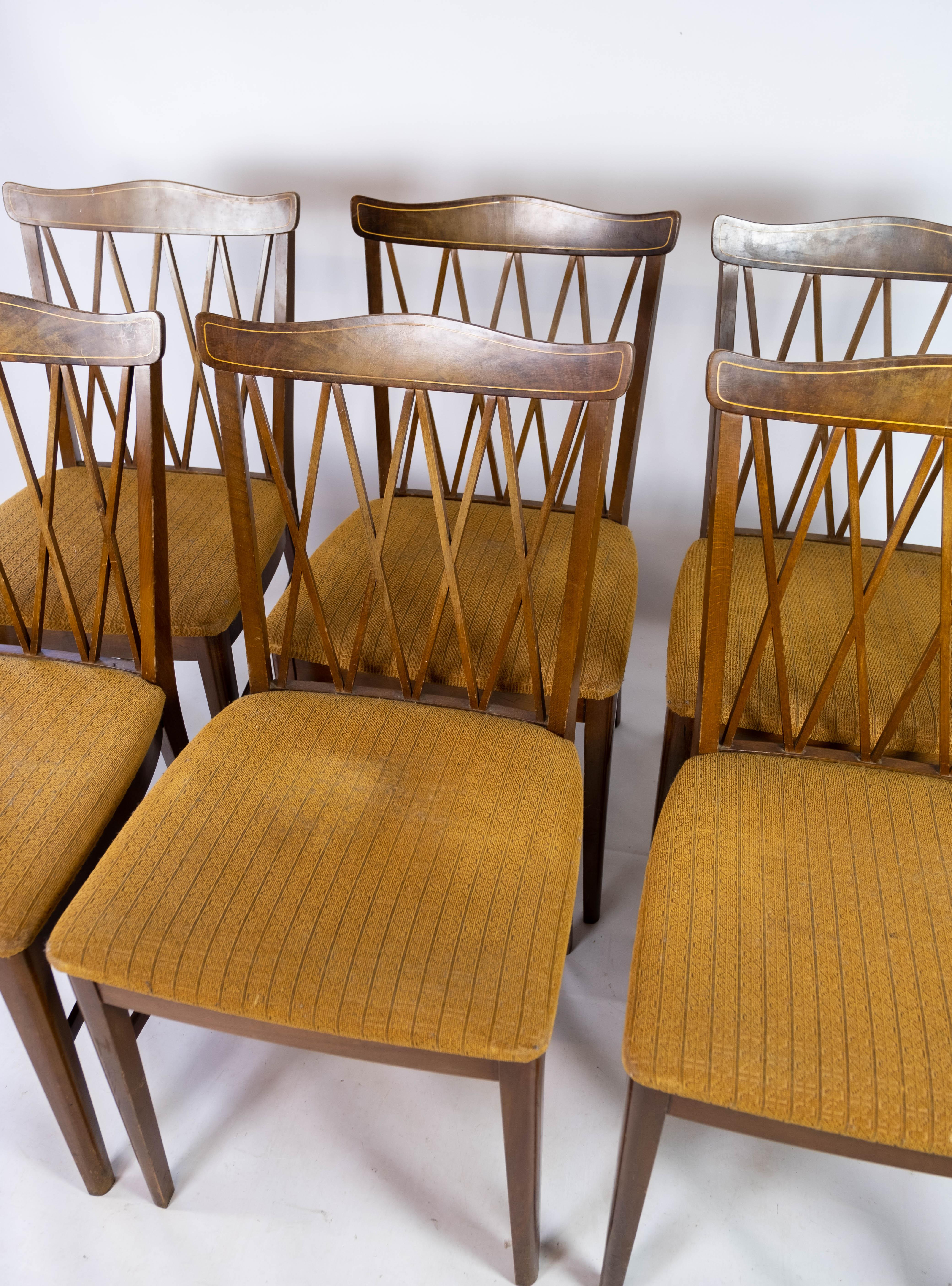 Mid-Century Modern Set of Dining Room Chairs of Walnut and Upholstered with Dark Fabric, 1940s For Sale