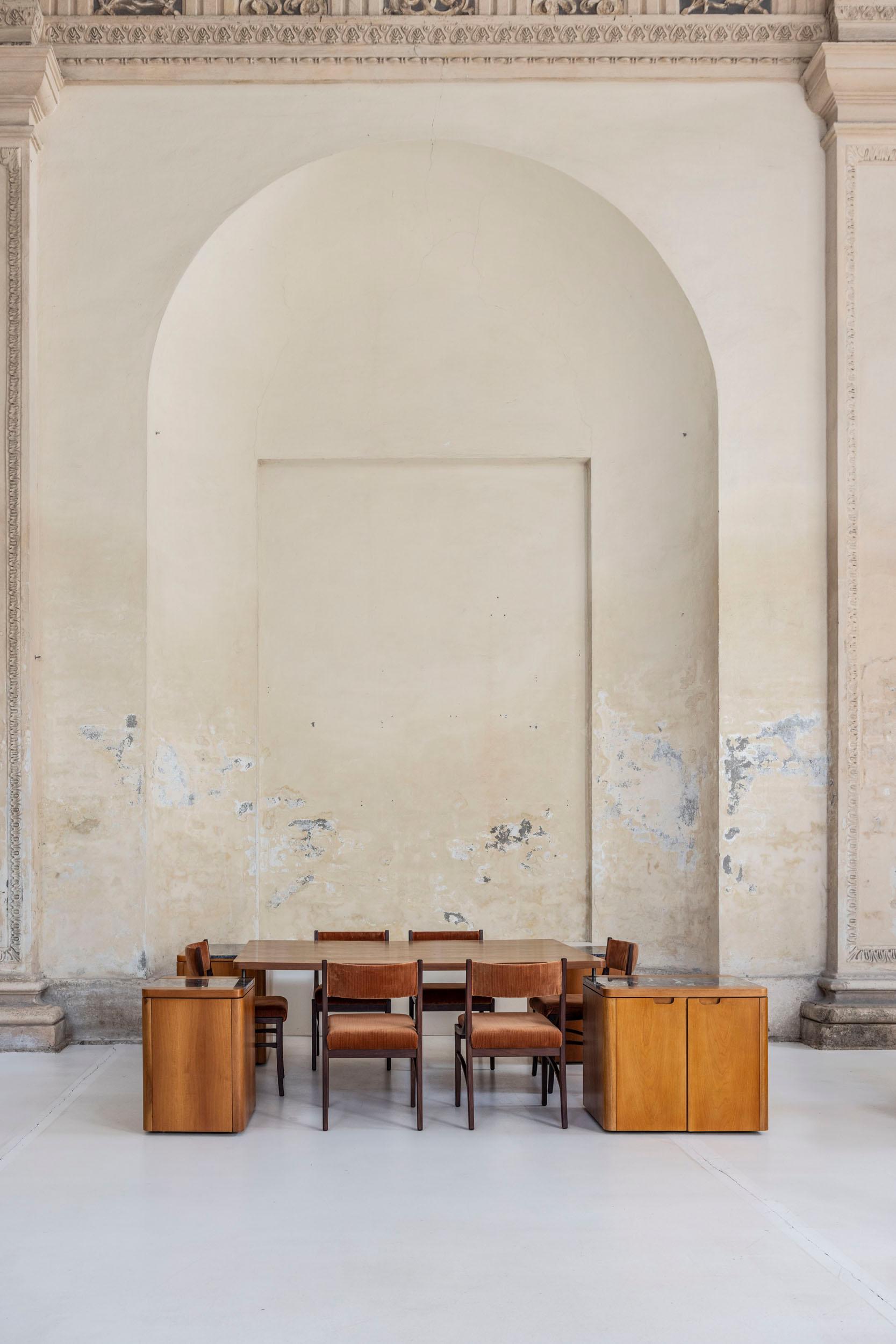 Set of dining table and cabinets by Angelo Mangiarotti In Good Condition For Sale In Piacenza, Italy