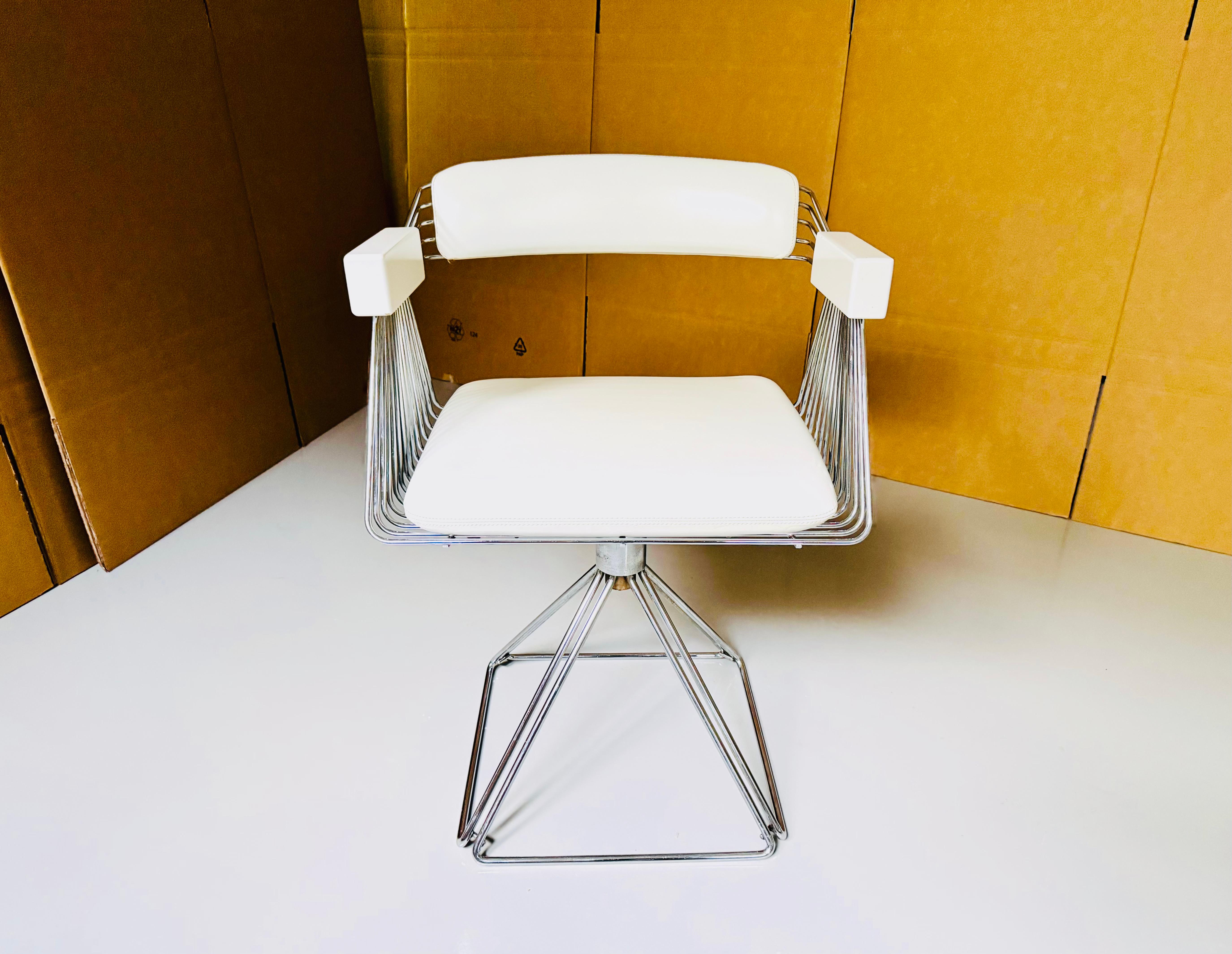 Set of Dining Table with 5 Swivel Wire Chairs by Rudi Verelst for Novalux For Sale 3