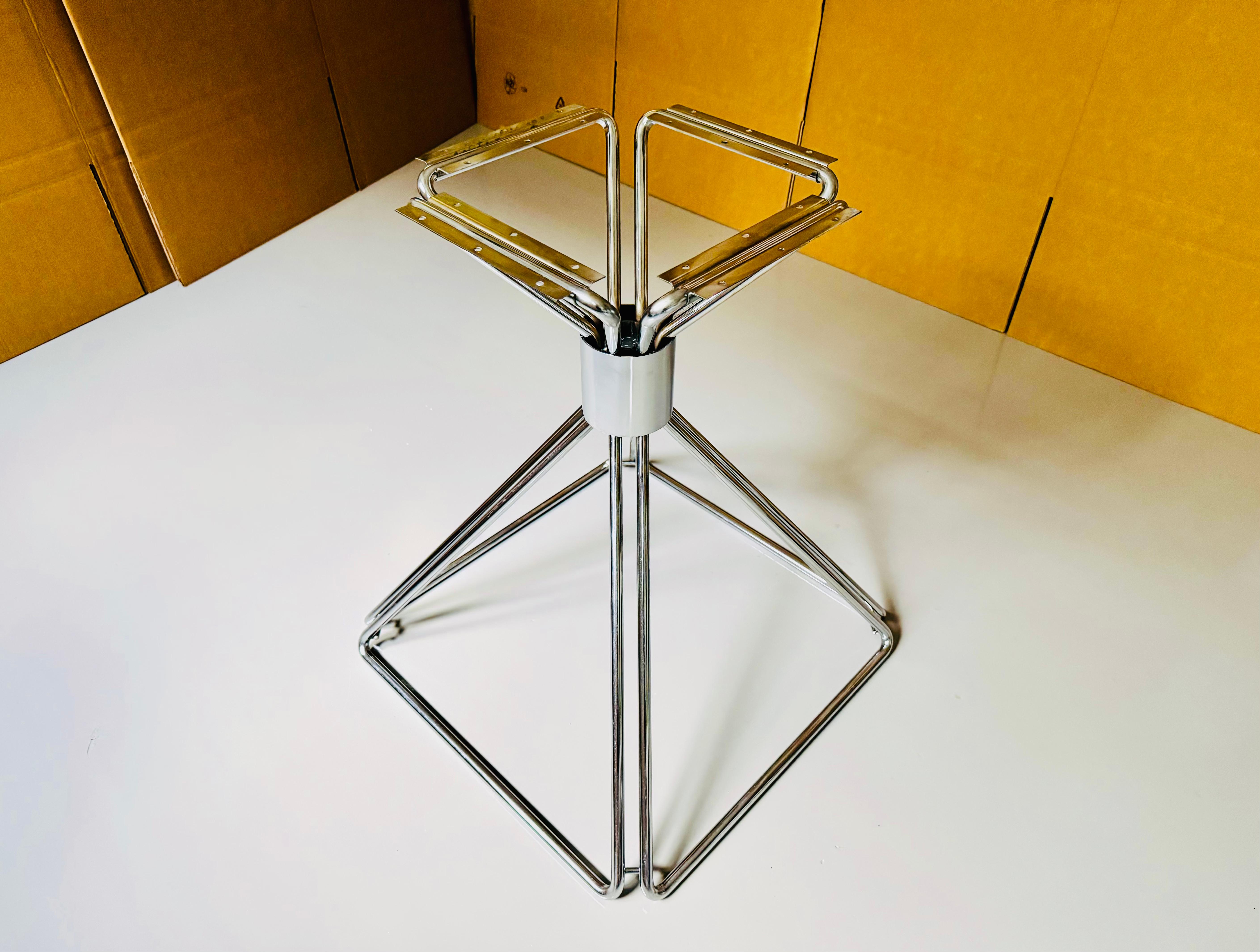 Set of Dining Table with 5 Swivel Wire Chairs by Rudi Verelst for Novalux For Sale 9