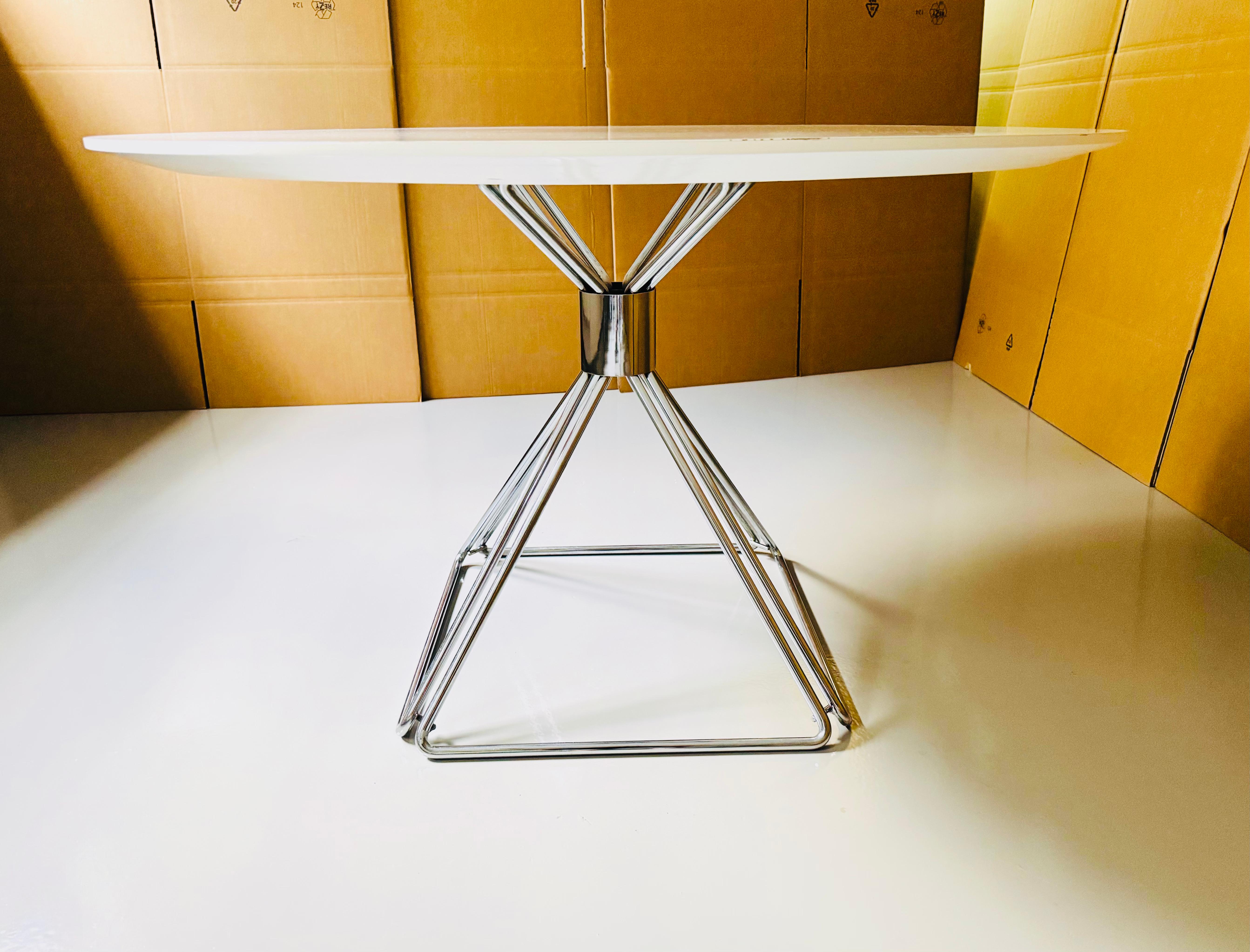 Late 20th Century Set of Dining Table with 5 Swivel Wire Chairs by Rudi Verelst for Novalux For Sale