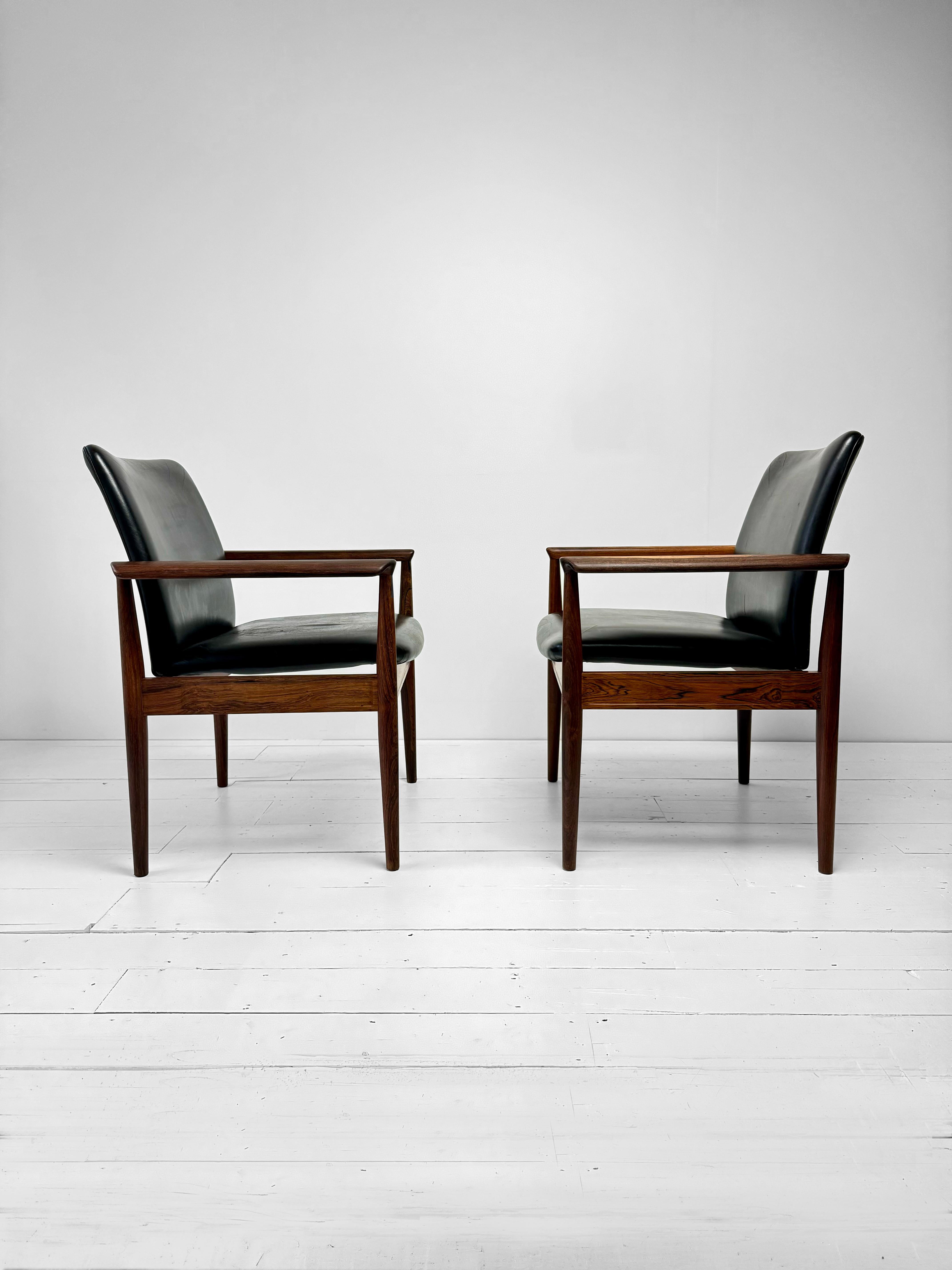 Mid-Century Modern Ensemble de fauteuils Diplomat en bois de rose et cuir par Finn Juhl, Danemark c.I.C. en vente