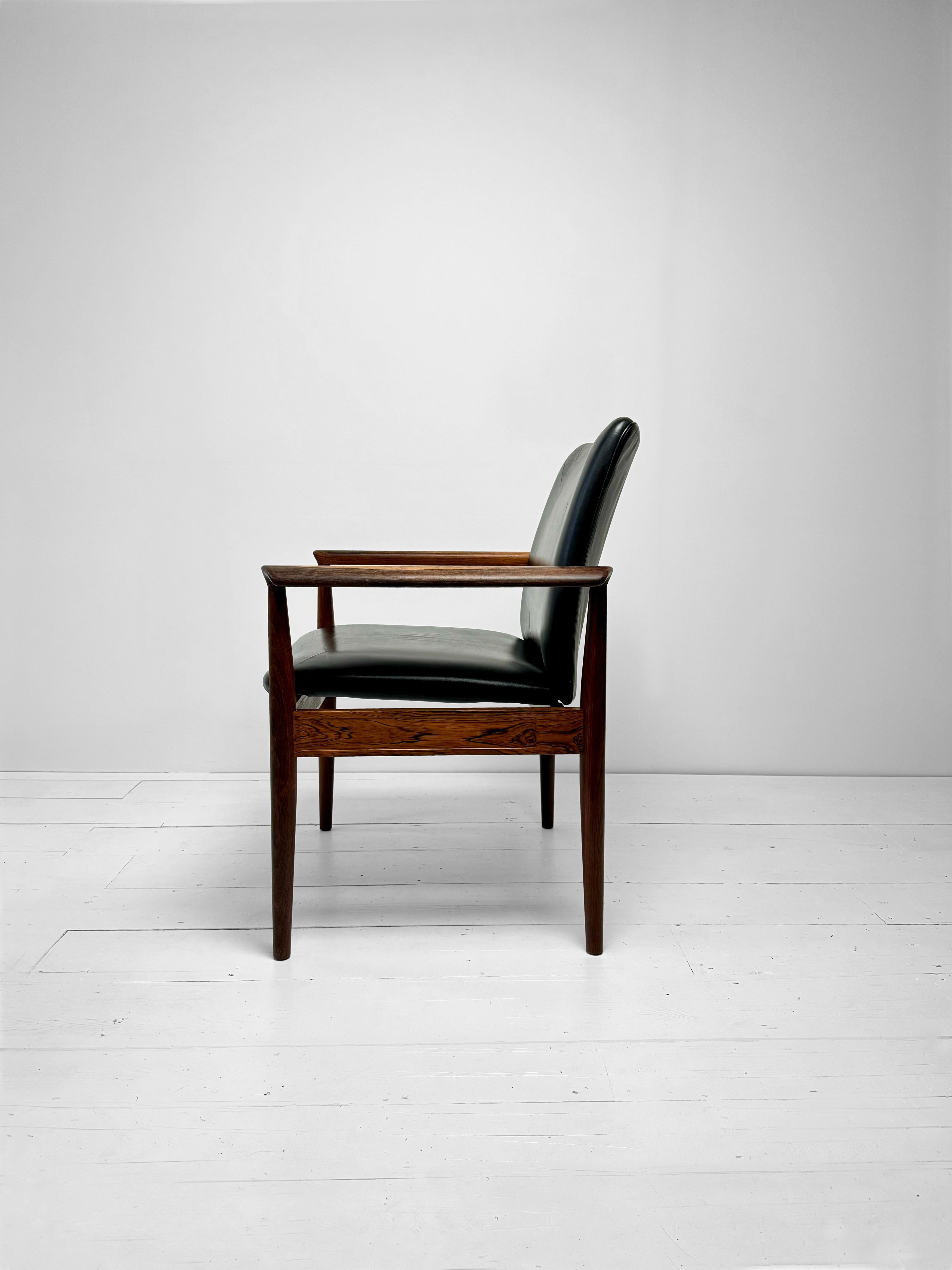 Milieu du XXe siècle Ensemble de fauteuils Diplomat en bois de rose et cuir par Finn Juhl, Danemark c.I.C. en vente