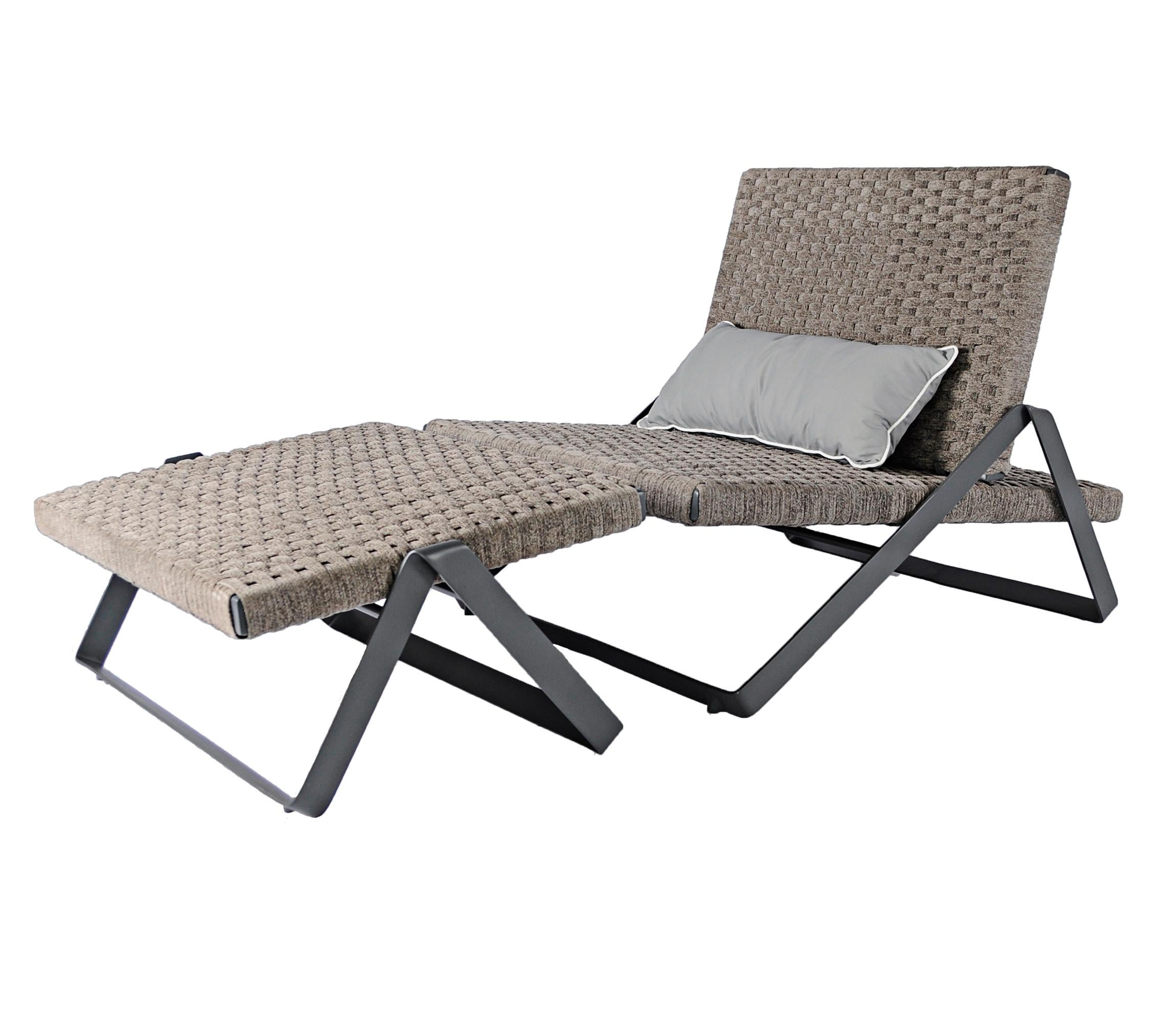 La chaise longue d'extérieur Dobra fait partie de la ligne de mobilier Dobra qui est conçue avec le concept d'une barre d'acier continue pliée pour créer des pieds et des cadres pour les différents composants.

Le pouf d'extérieur Dobra est assorti
