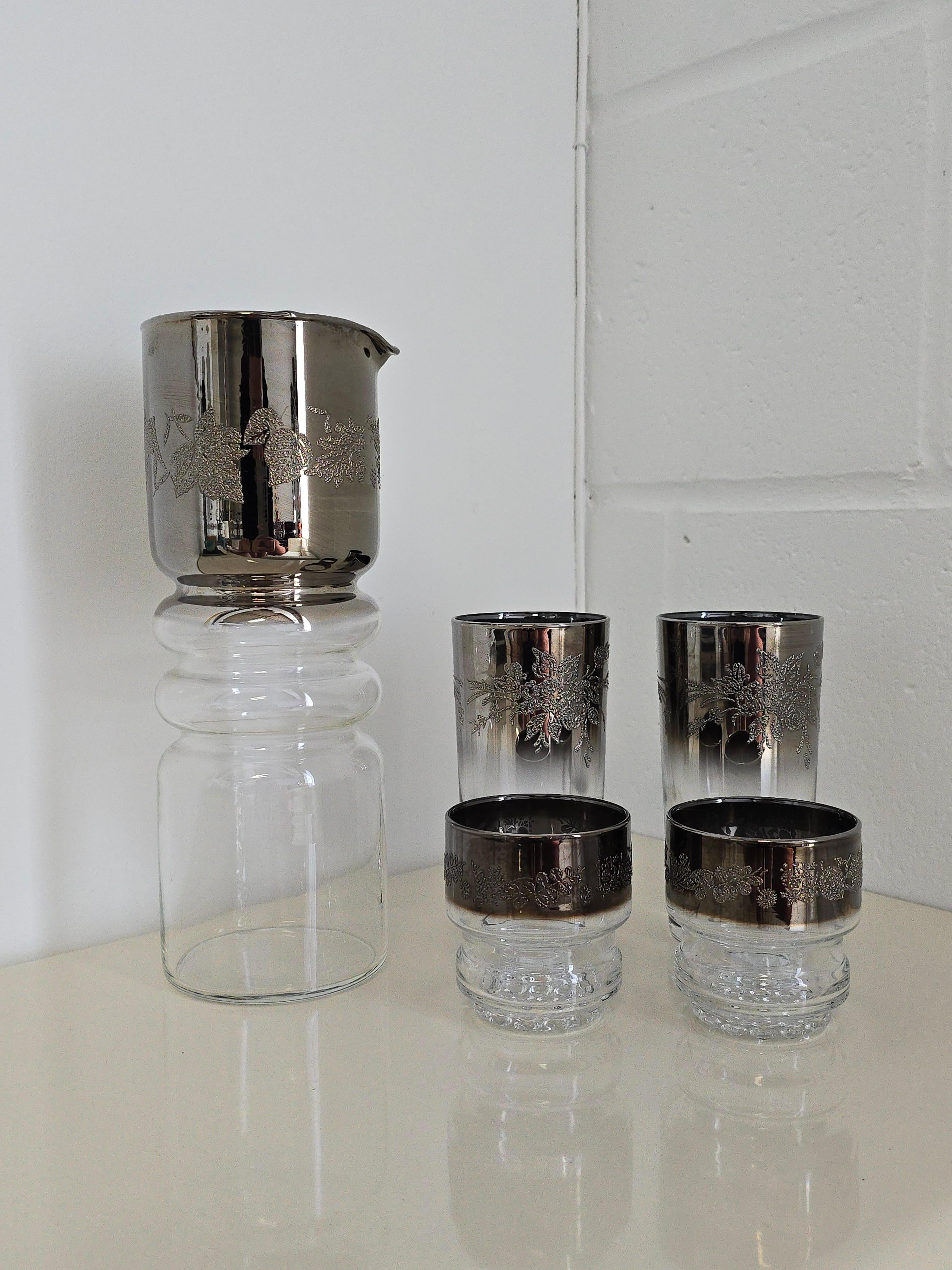Set of Dorothy Thorpe Glassware With Pitcher and Glass In Good Condition For Sale In Toronto, ON