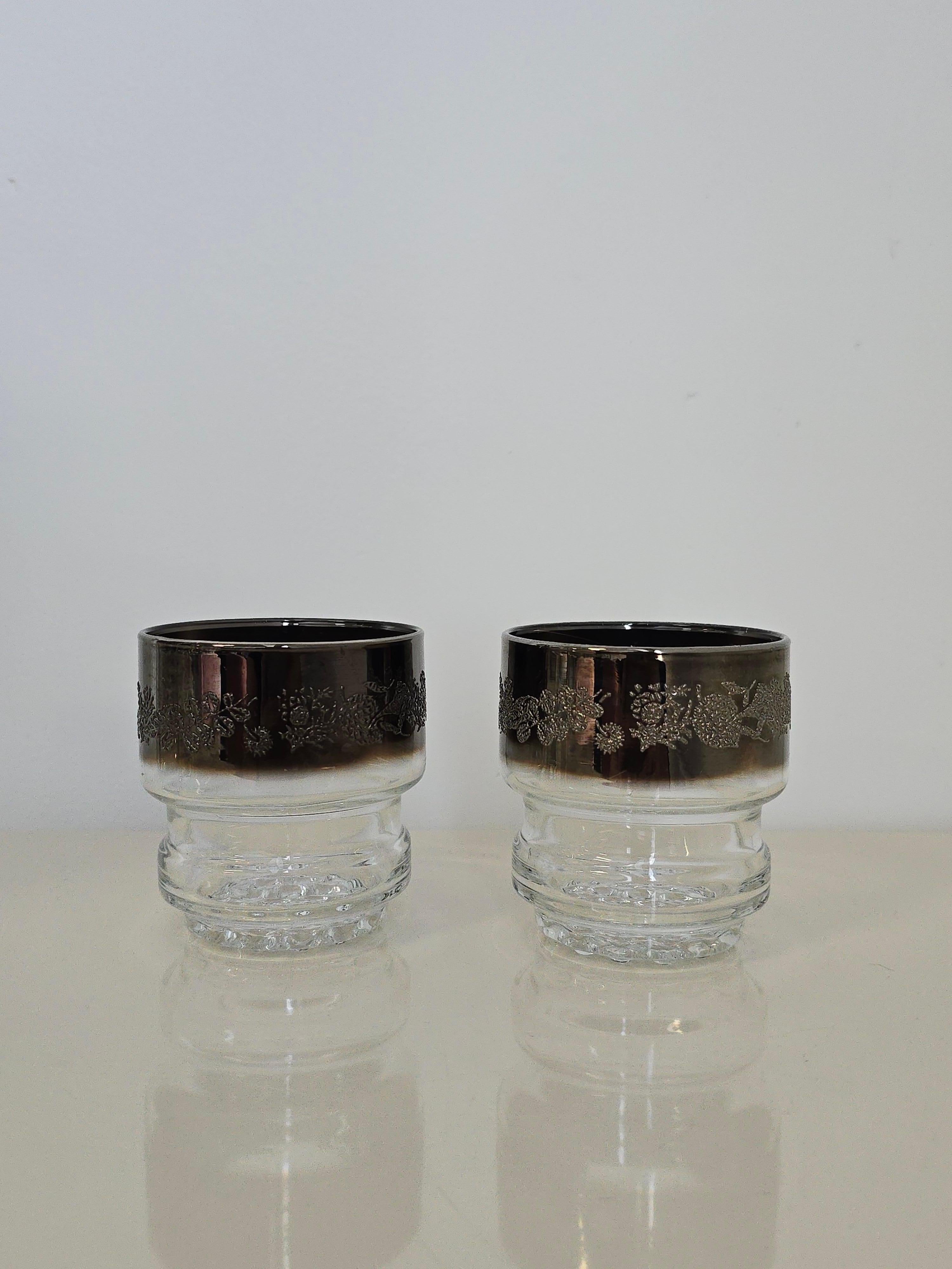 Set of Dorothy Thorpe Glassware With Pitcher and Glass For Sale 3