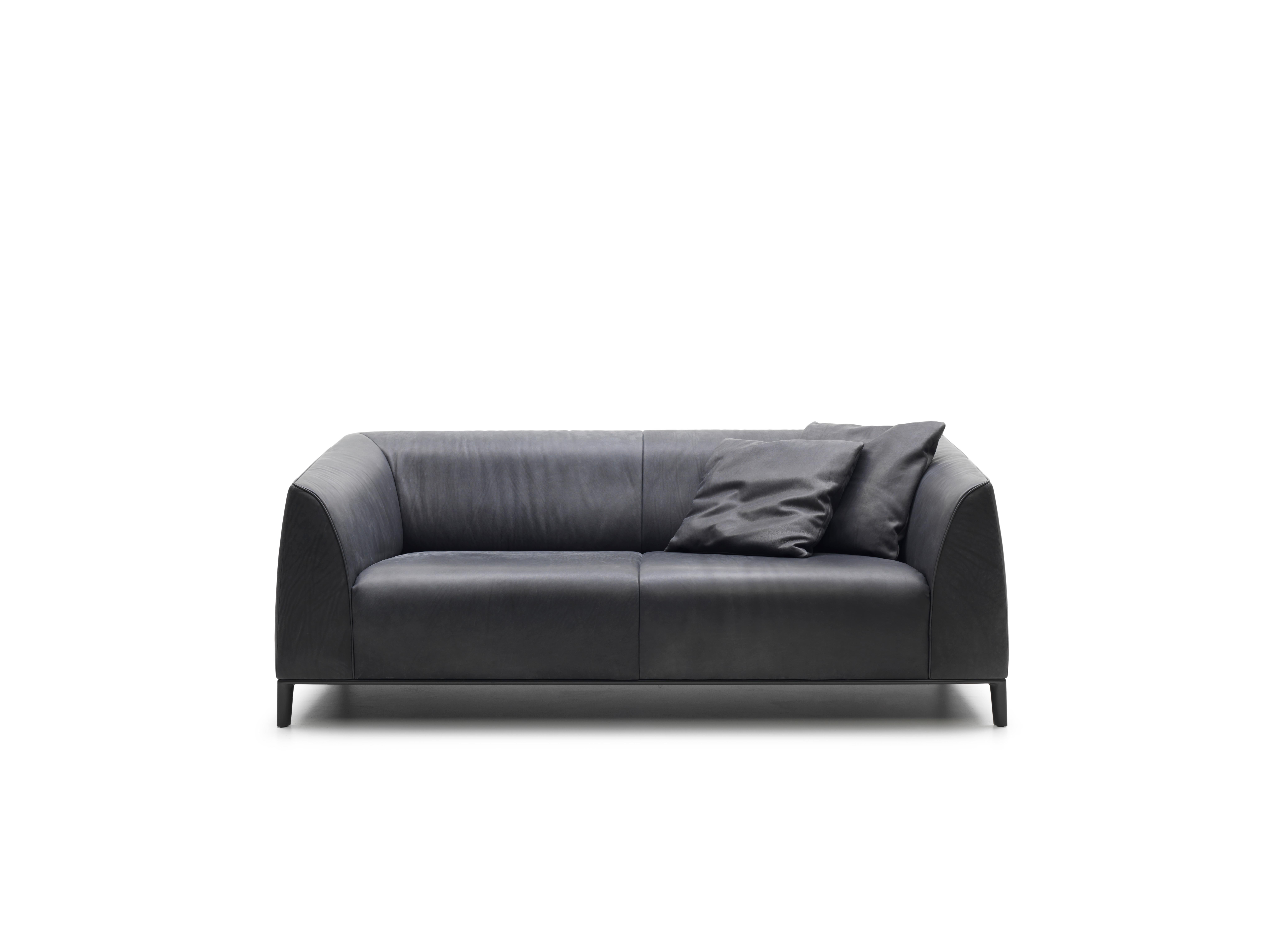 Set of DS-276 Sofa and Cushions by De Sede
Design: Christian Werner
Dimensions: 
Sofa: D 63 x W 190 x H 72 cm
Cushions: D 12 x W 45 x 45 cm
Materials: aluminium, leather

Prices may change according to the chosen materials and size. 

The