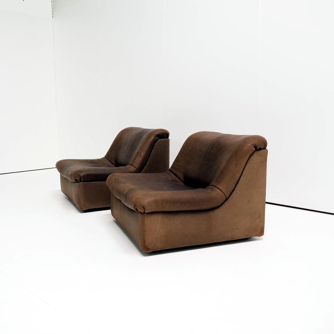 Two leather DS46 seats by De Sede Switzerland. The DS46 has very thick buffalo leather which makes them last a lifetime.

The chairs are in good vintage condition with a strong patina consistend with age and use. Quite funky.

Designed in the