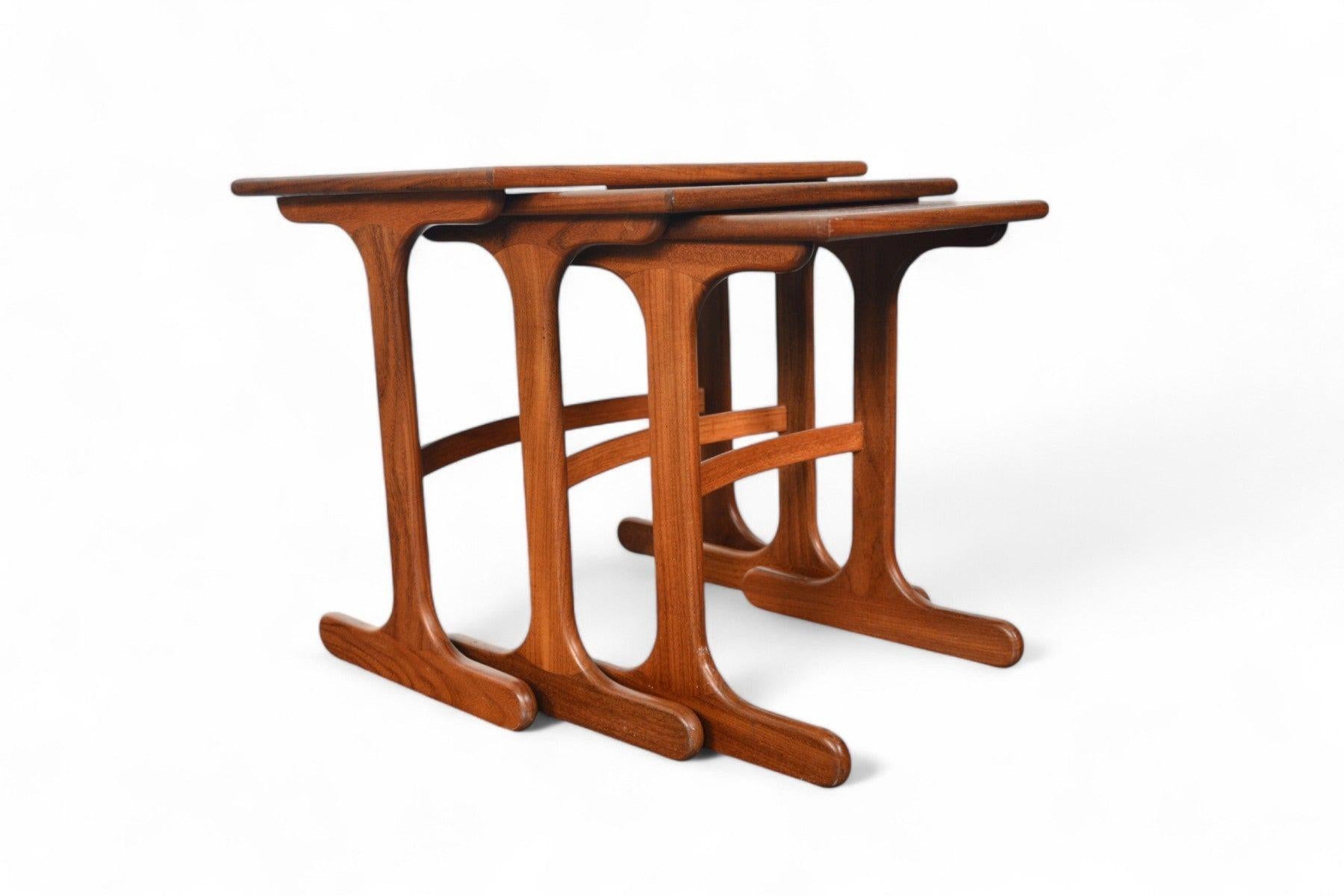Set of Duck Foot Modern Nesting Tables in Teak In Good Condition For Sale In Berkeley, CA