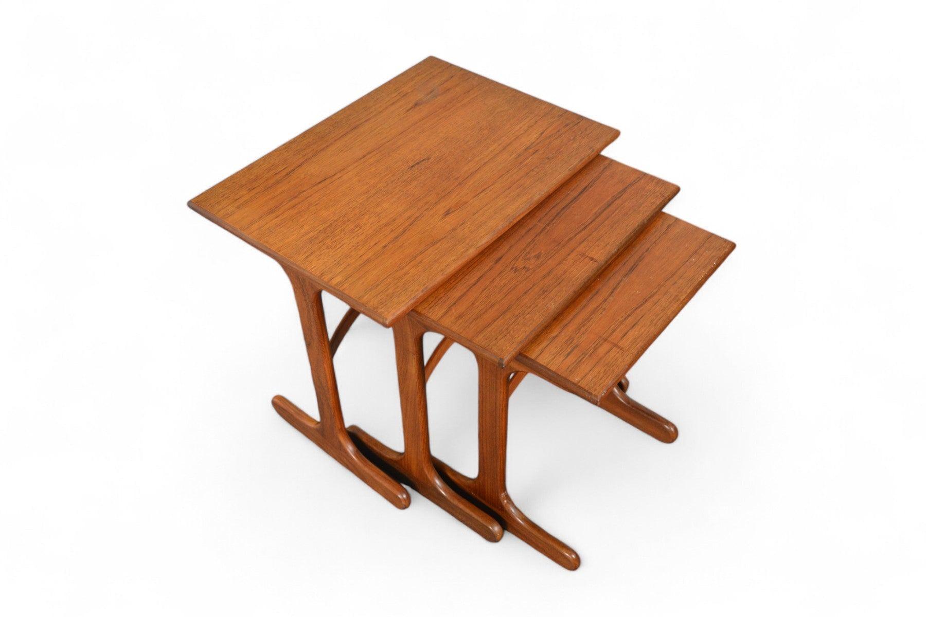 20th Century Set of Duck Foot Modern Nesting Tables in Teak For Sale