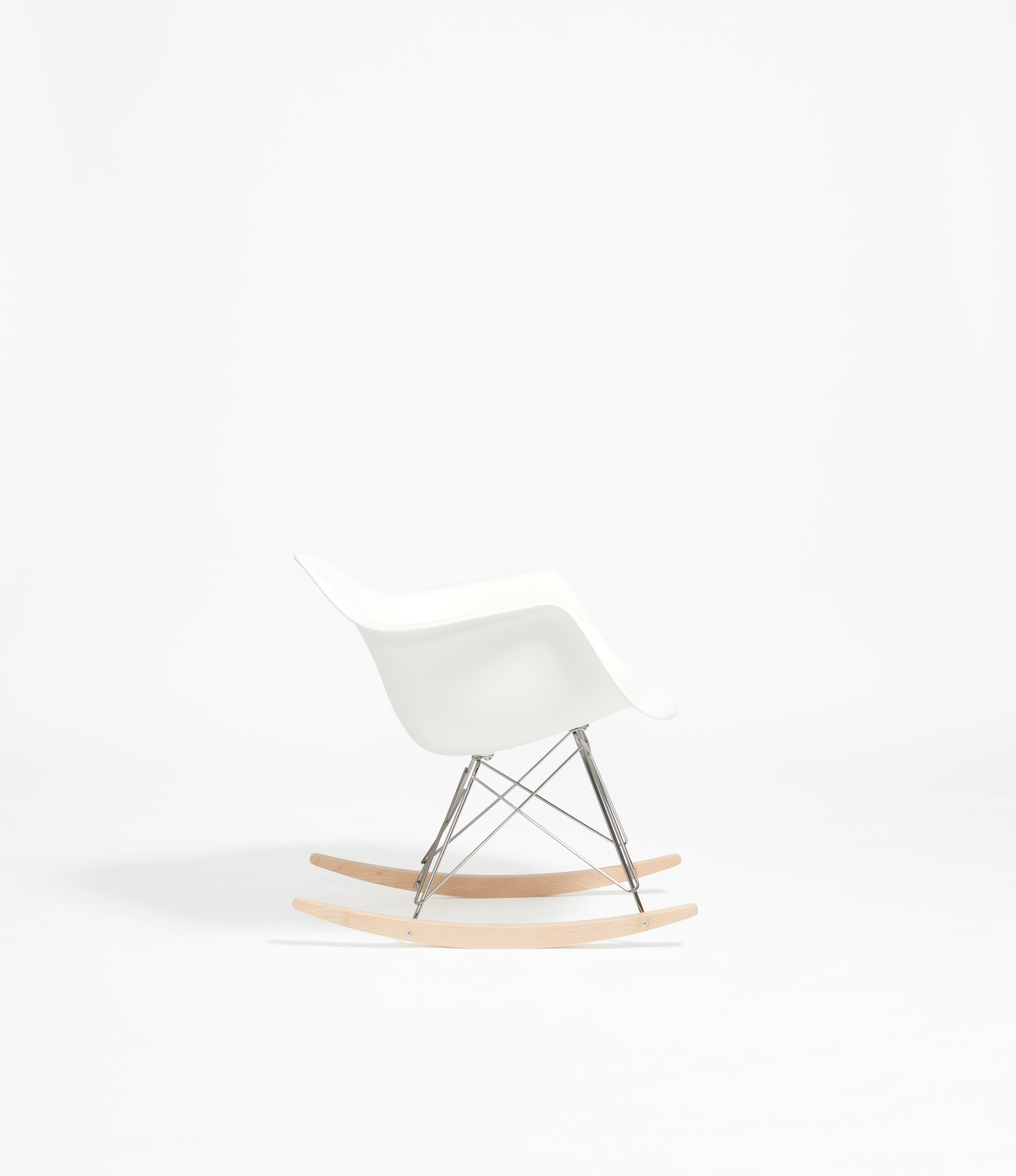 Die von Charles und Ray Eames für Vitra entworfene Serie von Kunststoffstühlen gehört zu den bekanntesten amerikanischen Möbeldesigns. Aus dieser großen Stuhlfamilie ragt der Rocking Armchair Rod Base (RAR) heraus, der aus einer leichten Sitzschale