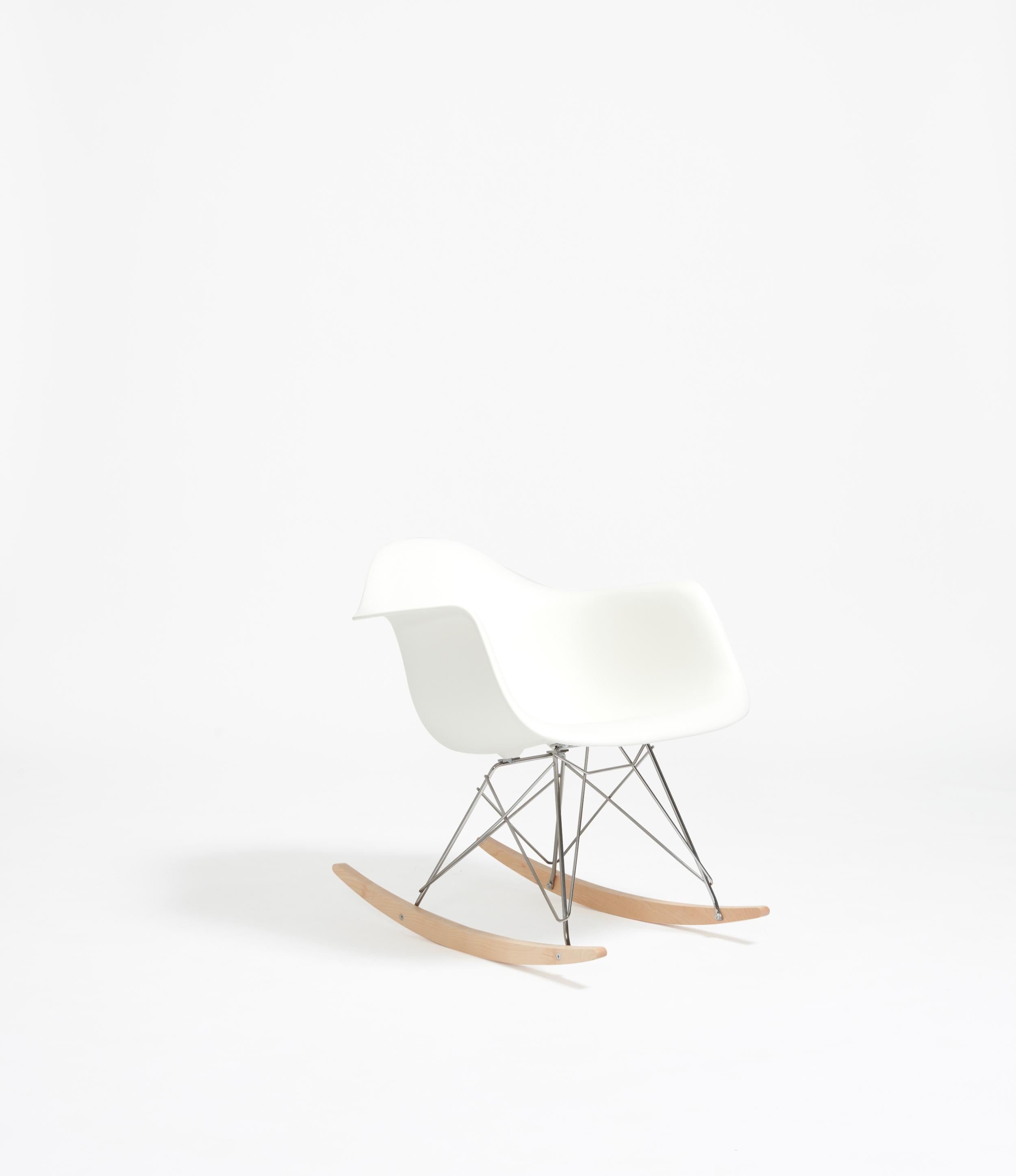 Mid-Century Modern Ensemble de fauteuils à bascule en plastique Eames pour Vitra en vente