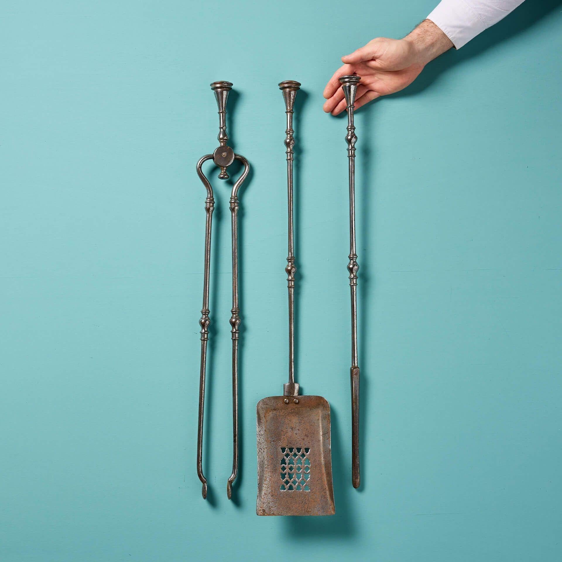 Un set di strumenti da fuoco in acciaio lucido dell'inizio del XIX secolo, originali dell'epoca della Reggenza inglese. Il set è composto da un attizzatoio, una pinza e una pala. L'accompagnamento perfetto per il tuo camino antico!

Informazioni