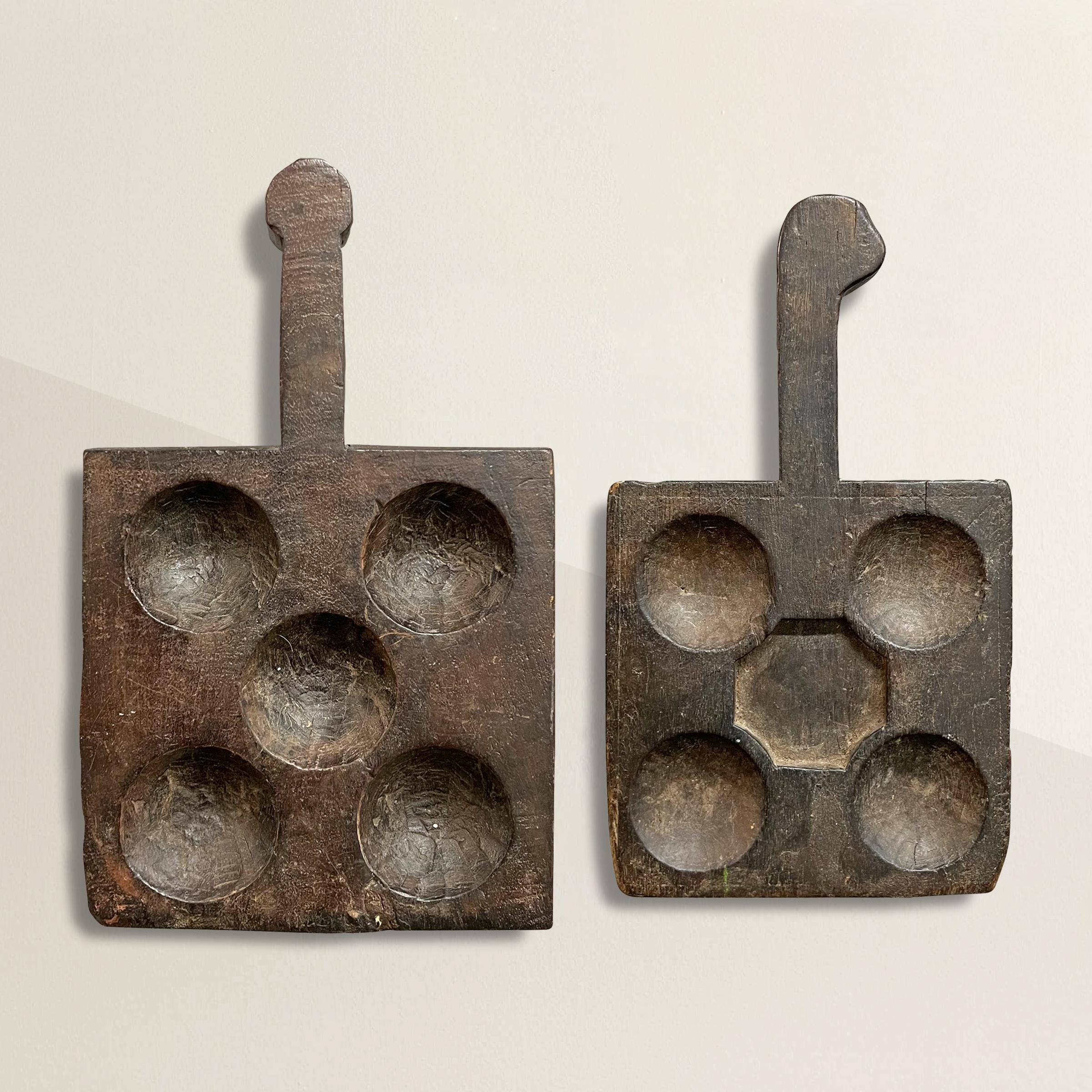 Dieses Set aus handgeschnitzten indischen Masala-Tabletts aus dem frühen 20. Jahrhundert verkörpert das reiche kulturelle Erbe und die handwerkliche Kunstfertigkeit ihrer Herkunft. Ursprünglich wurden diese Tabletts in der Küche verwendet, um