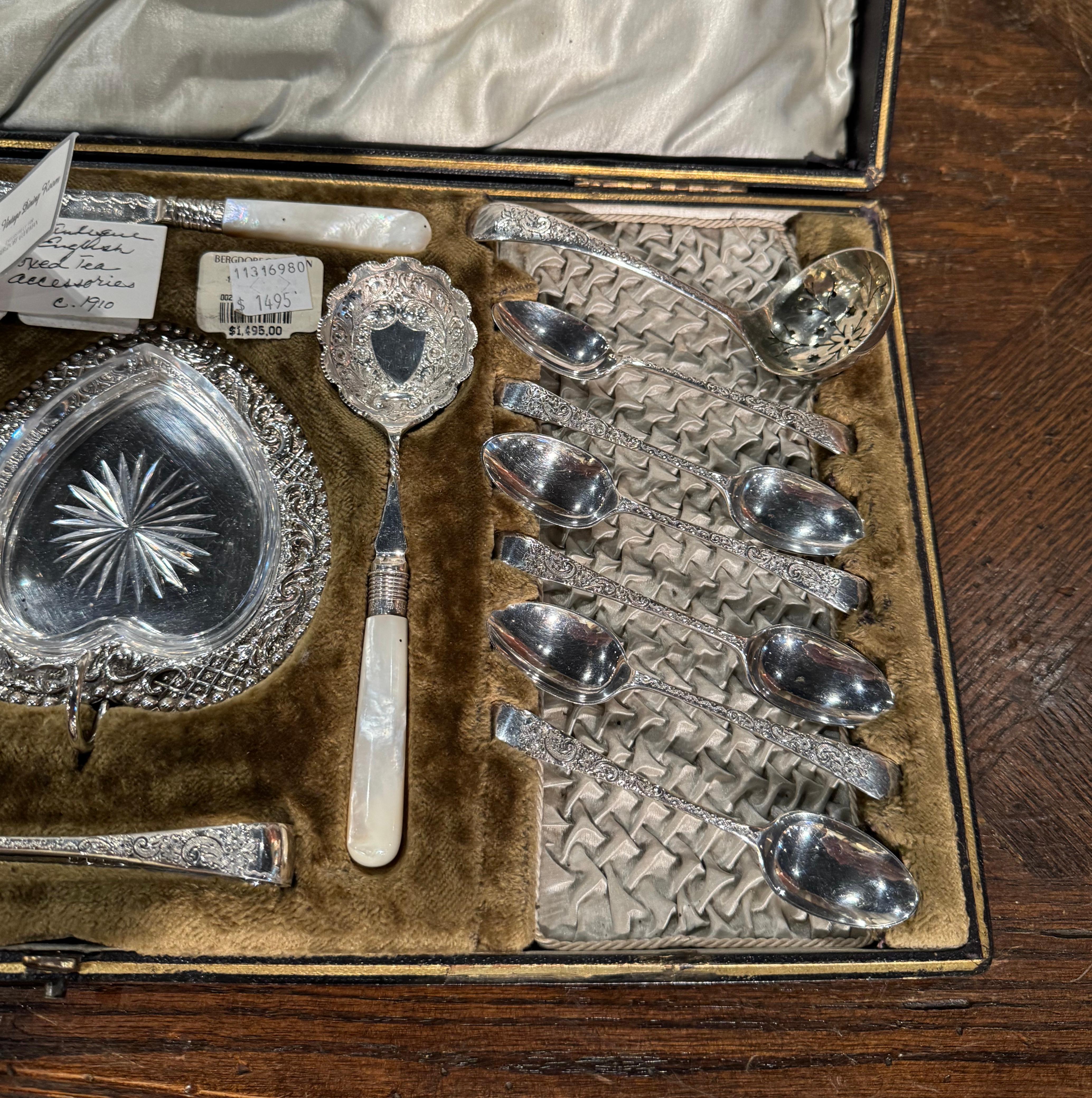 Set von silbernem Teezubehör des frühen 20. Jahrhunderts mit Originalverpackung (Handgefertigt) im Angebot