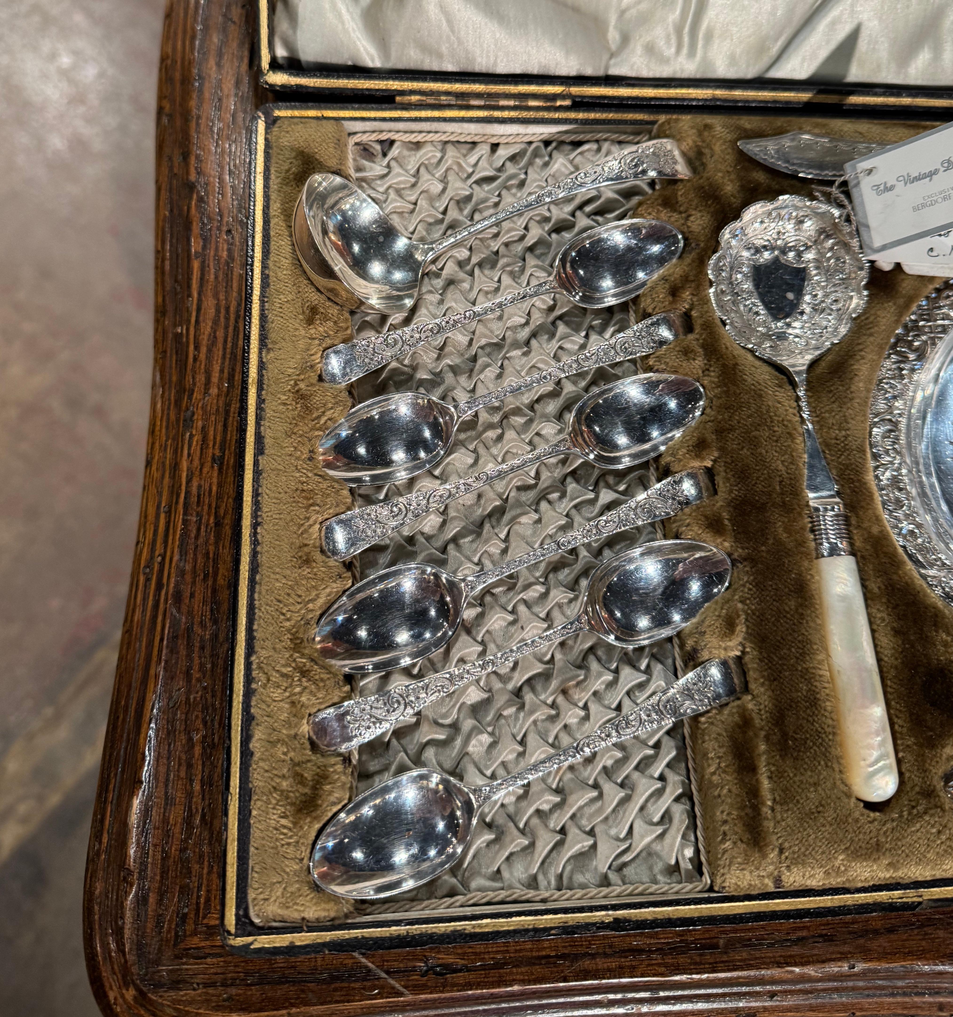 Ensemble d'accessoires à thé en argent du début du 20e siècle avec boîte d'origine en vente 1