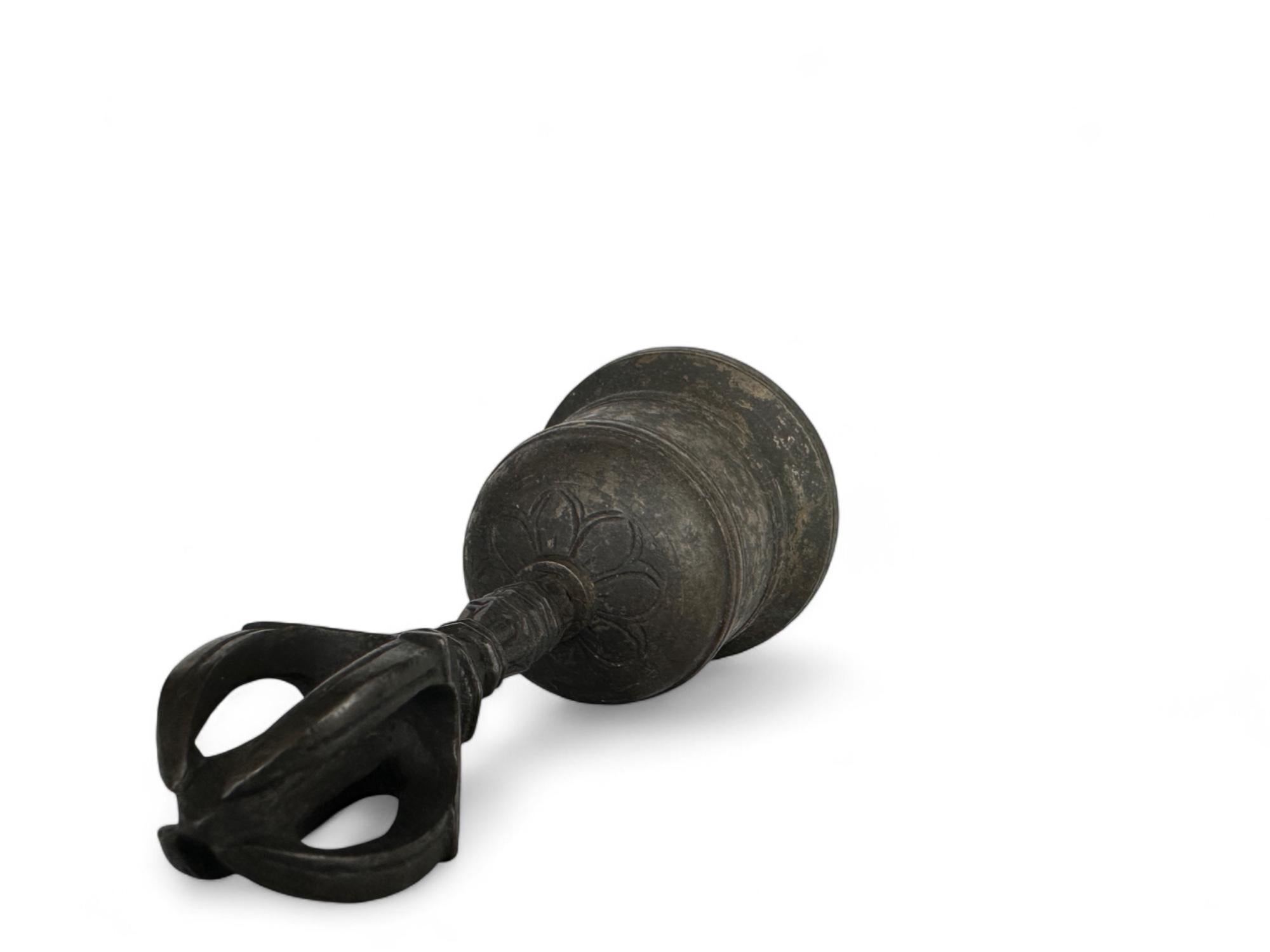 Set di oggetti buddisti del primo periodo Edo  strumenti rituali di bronzo - Vajra a cinque punte in vendita 8