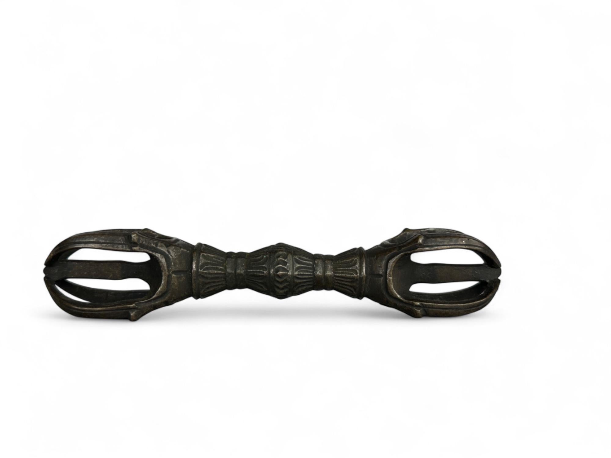 Set di oggetti buddisti del primo periodo Edo  strumenti rituali di bronzo - Vajra a cinque punte in vendita 11